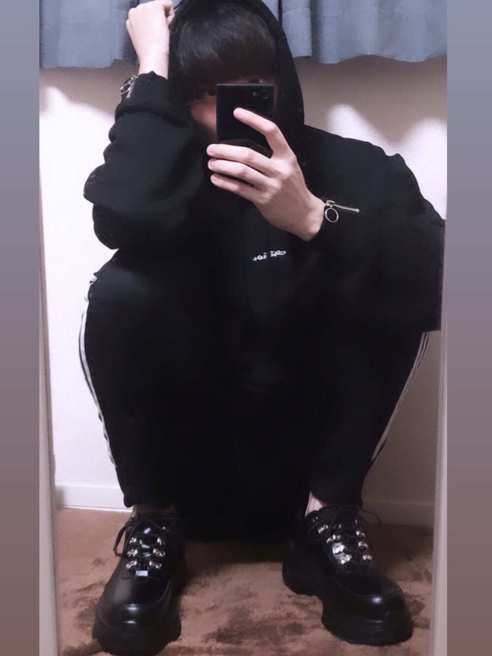 「パーカー、ストリート、黒、ootd、シンプルスタイル、韓国ファッション、フォローミー、お洒落さんとつながりたい、フォロバ、いいね、save、フォローお願いします🤑、秋服準備はじめました、ファッションの力を信じよう、adrer」｜「ADRERの【ADRER】リンゴシシュウビックパーカー（パーカー、ブラック系）」を使った、たくさん（メンズ・180cm）の秋コーディネートの1枚目の写真