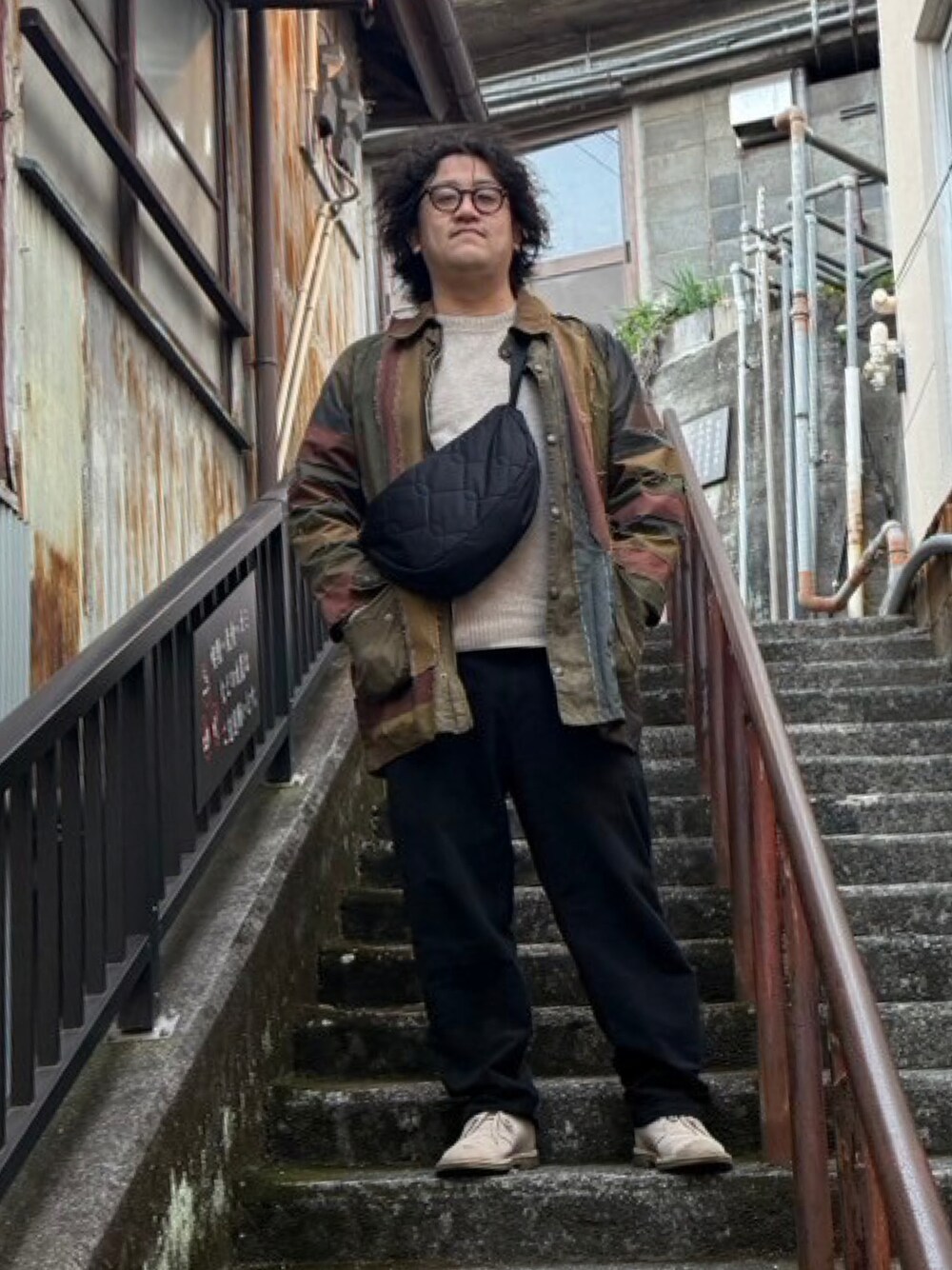 ベージュ系のブーツ、ブラック系のその他パンツ、ブラウン系のジャケット/アウターを着用したメンズの冬コーディネートの1枚目の写真