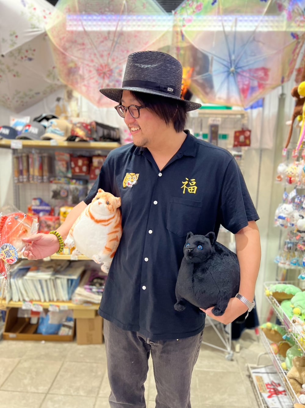 ブラック系のデニムパンツ、ブラック系のシャツ/ブラウス、ブラック系のハットを着用したメンズの夏コーディネートの1枚目の写真