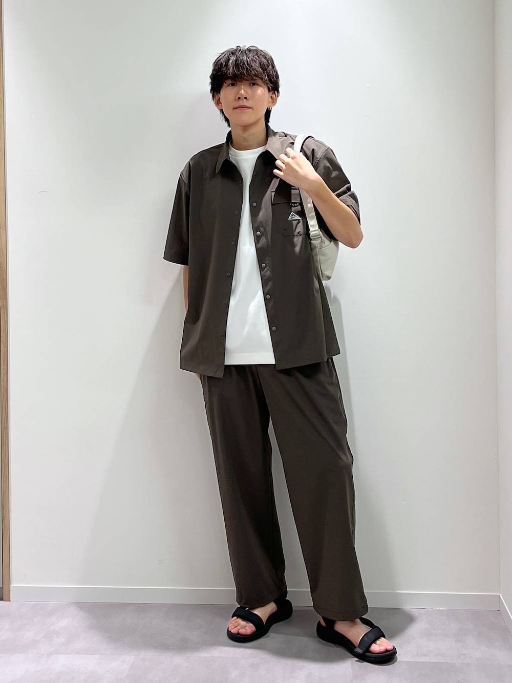 「カジュアル、ベーシック/シンプル、オーバーサイズ、夏コーデ、女子ウケ、ゆったり、モテ、GLOBAL WORK、サンダル、まちがいない服_GLOBAL WORK、カジュアルコーデ、シャツ、Tシャツ、パンツ、セットアップ」｜「GLOBAL WORKのらくっショントレイルサンダル/321467（サンダル、ブラック系）」を使った、おませさん（メンズ・175cm）の夏コーディネートの1枚目の写真