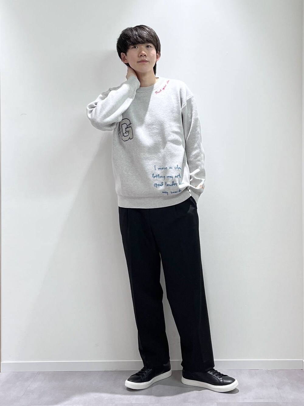 ブラック系のその他パンツ、ブラック系のその他シューズを着用したメンズの春コーディネートの1枚目の写真