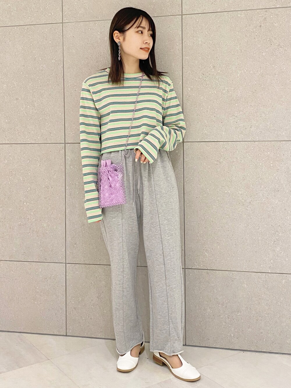「オトナカジュアル、カジュアルコーデ、大人かわいい、ゆるコーデ、差し色、リラックス、休日コーデ、低身長コーデ、スウェット、スウエットパンツ、ボーダー、ボーダートップス、wcloset、wclo_snap、wclosetコーデ」｜「Alley by w closetの【Alley】マルチボーダーテレコクループルオーバー（Tシャツ/カットソー、ピンク系）」を使った、harumi ootukaさん（レディース・155cm）の冬コーディネートの1枚目の写真