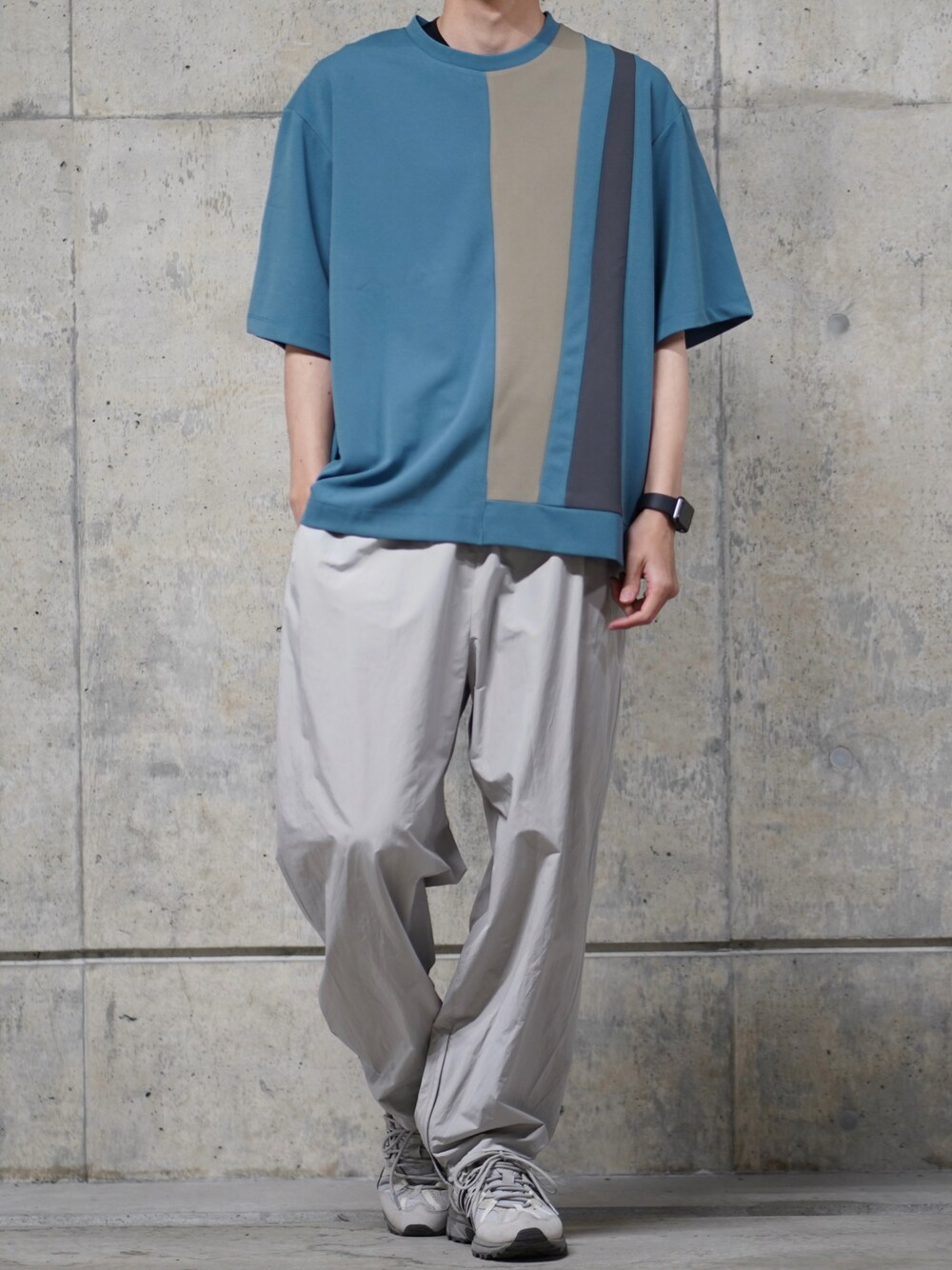 「シンプル、おしゃれさんと繋がりたい、ワイドパンツ、スニーカー、スニーカーコーデ、今日のコーデ、シンプルコーデ、カジュアル、ブルー、夏コーデ」｜「NYLAUSのストレッチアムンゼン ブロックライン切り替え ショートスリーブ ビッグTシャツ（Tシャツ/カットソー、ブルー系）」を使った、なおゑさん（メンズ・180cm）の春コーディネートの1枚目の写真
