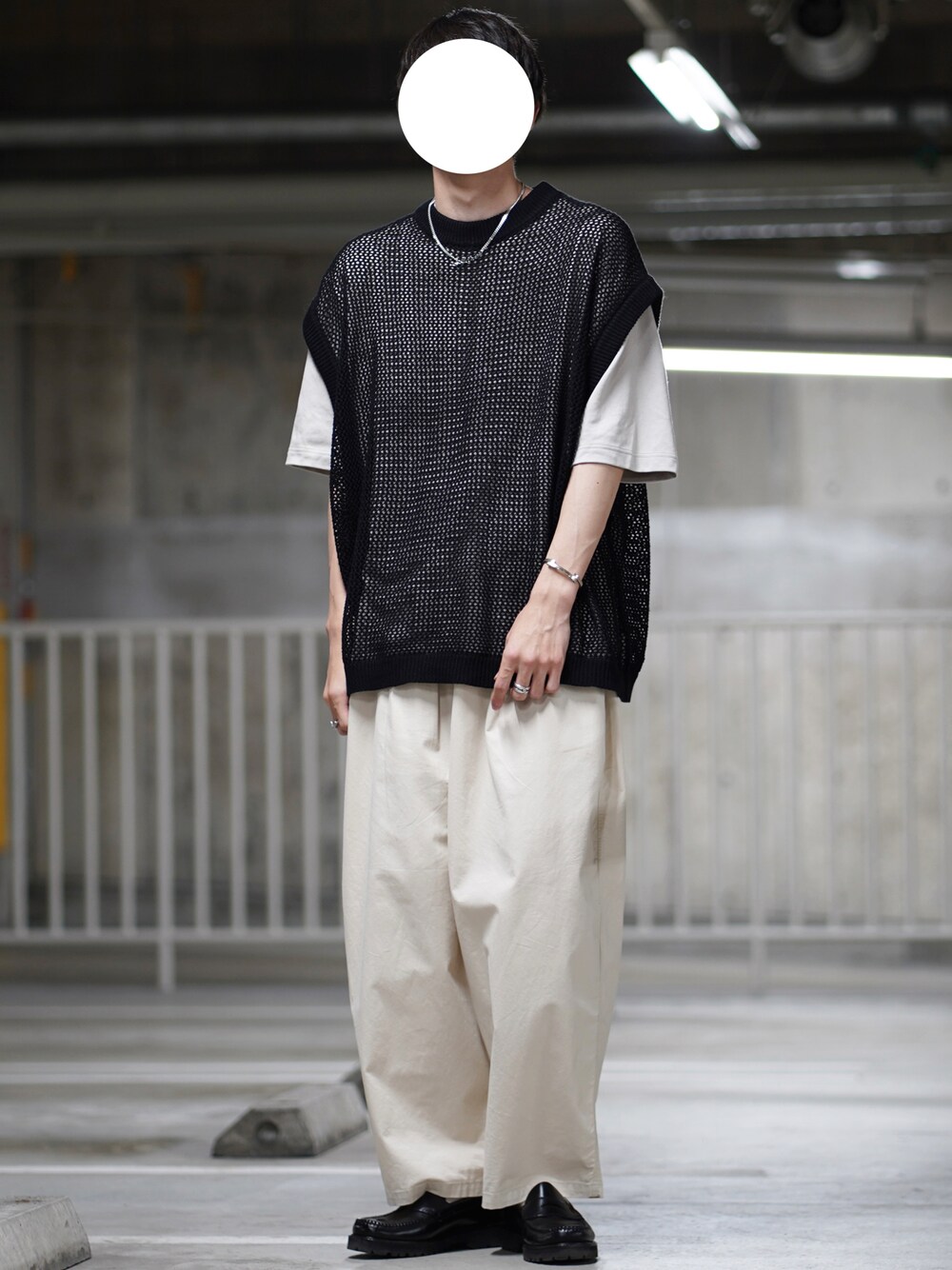 「休日コーデ、ワイドパンツ、バルーンパンツ、白パンツ、ローファー、革靴、ベスト、UNIQLO、ユニクロ、プチプラ、夏コーデ、ビッグT、FUDGEBOYのトラッドスタイル、シンプル、Tシャツ」｜「NILWAYのファインコットン透かし編みオーバーサイズニットベスト（ベスト、ブラック系）」を使った、なおゑさん（メンズ・180cm）の春コーディネートの1枚目の写真