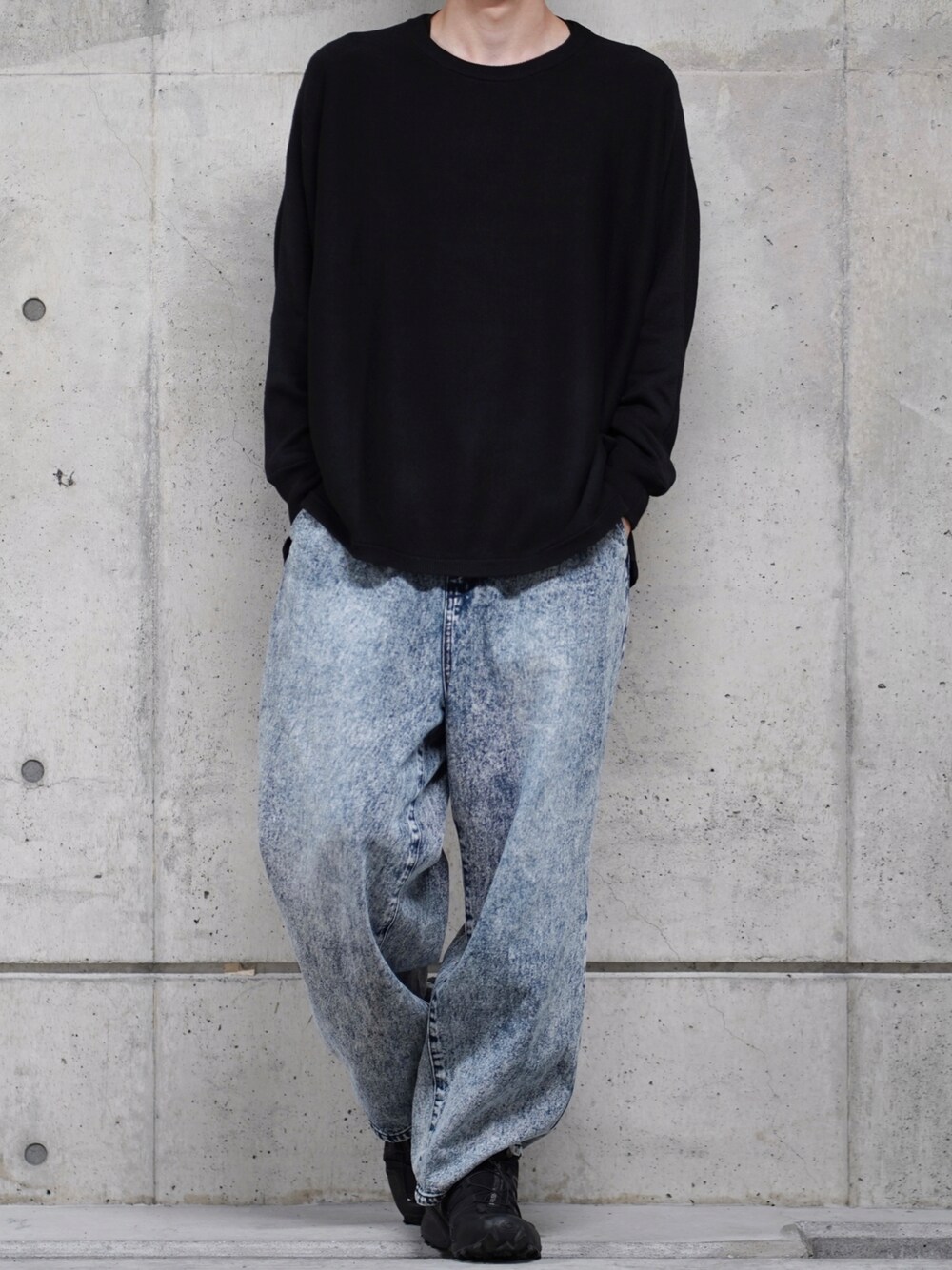 「シンプル、ニット、デニム、ワイドデニム、休日スタイル、秋コーデ、おしゃれさんと繋がりたい、プチプラ、秋服」｜「ADRERのヴィンテージメイクワイドテーパードデニム（デニムパンツ、ブルー系）」を使った、なおゑさん（メンズ・180cm）の秋コーディネートの1枚目の写真