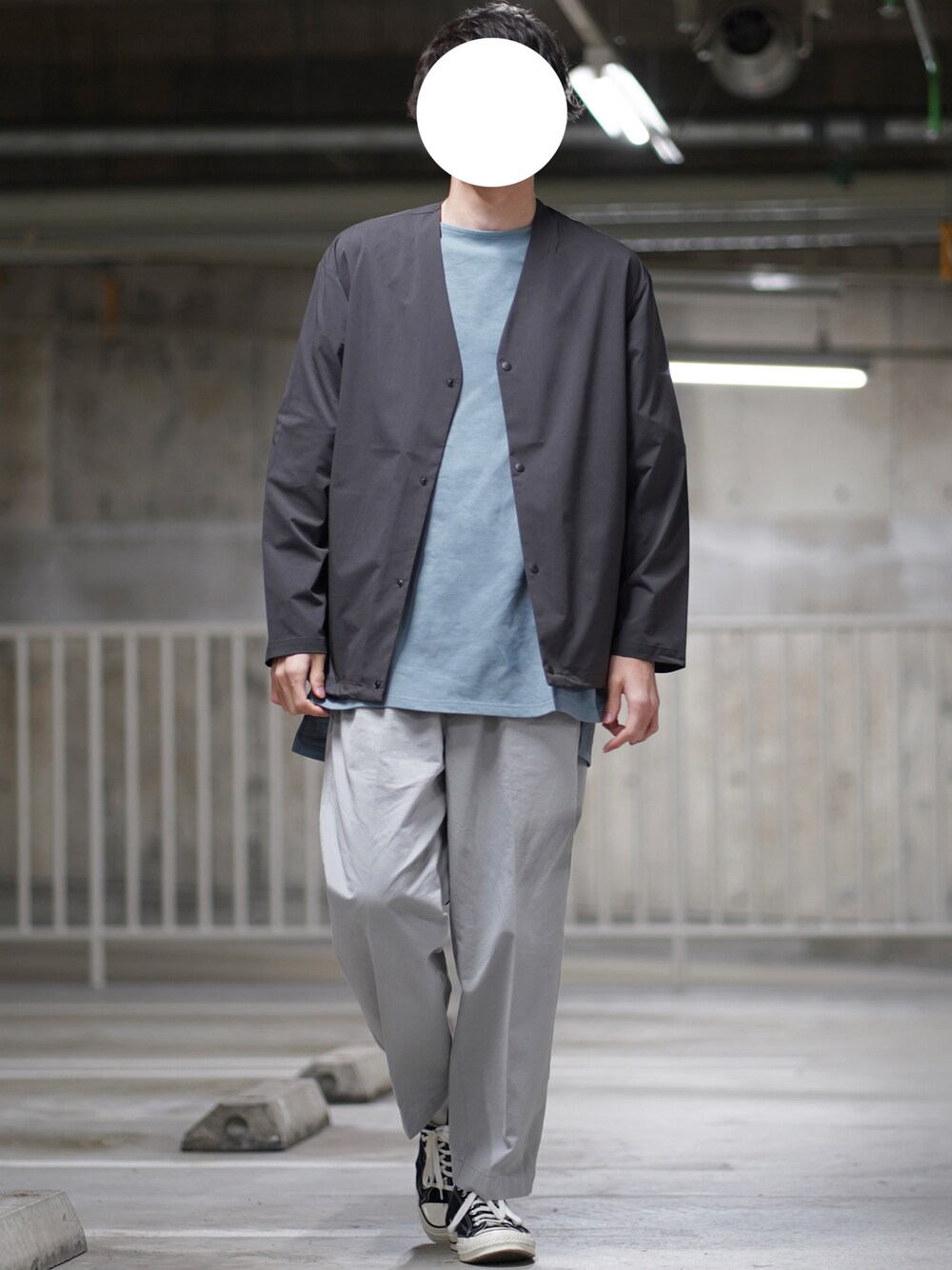 「春服みてみて、シンプルコーデ、おしゃれさんと繋がりたい、春、スニーカーコーデ、スラックス、春コーデ、休日スタイル、プチプラ」｜「MinoriTYの5分袖 ヘビーウエイト ボートネック オーバーサイズ BIGシルエットTee（Tシャツ/カットソー、グレー系）」を使った、なおゑさん（メンズ・180cm）の春コーディネートの1枚目の写真