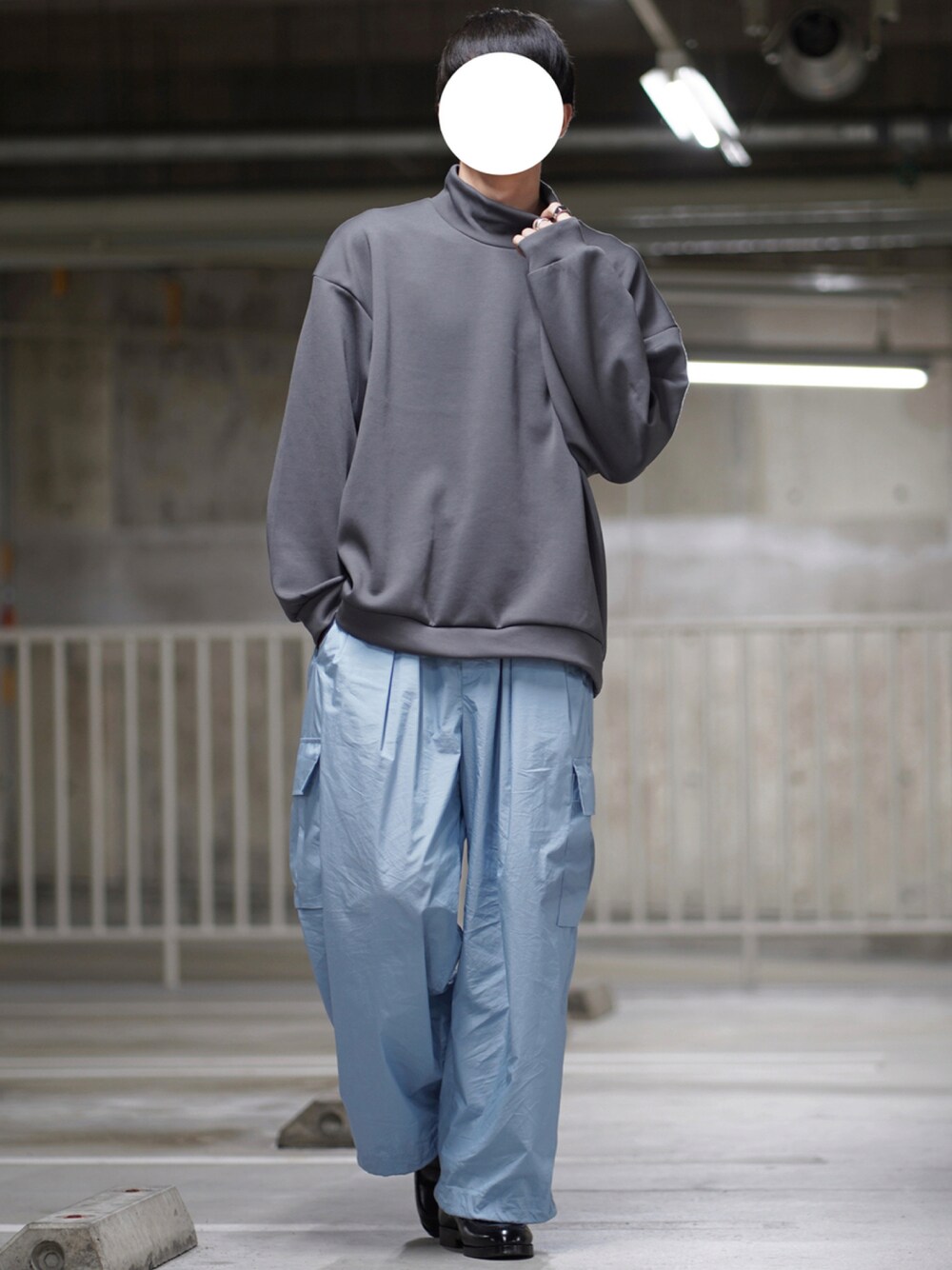 「スウェット、ローファー、タートルネック、GU、カーゴパンツ、休日スタイル、ワイドパンツ、革靴、プチプラ、シンプルコーデ、ジーユー、ゆるコーデ、秋コーデ、おしゃれさんと繋がりたい、だから秋服が好き」｜「GUのアイテム（スウェット、グレー系）」を使った、なおゑさん（メンズ・180cm）の秋コーディネートの1枚目の写真
