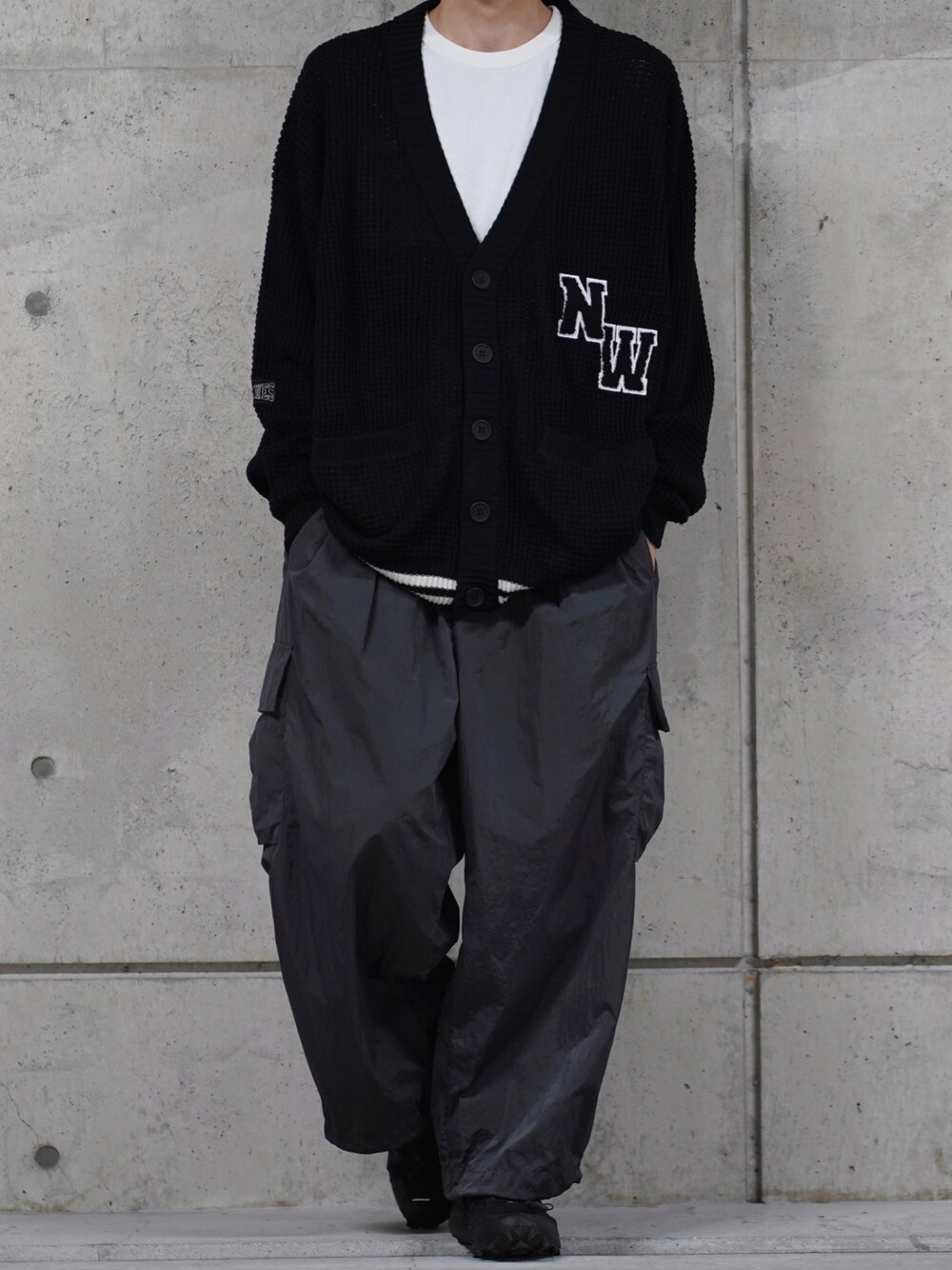 「休日コーデ、カーディガン、お洒落さんとつながりたい、オーバーサイズ、秋冬、秋服、カーゴパンツ、ワイドパンツ、スニーカー、モノトーン、スニーカーコーデ、冬コーデ、プチプラコーデ、黒スニーカー、秋コーデ」｜「ADMIX/ATELIER SAB MENのビッグワッフル編み / オーバーサイズ ルーズ スクールカーディガン（カーディガン/ボレロ、ブラック系）」を使った、なおゑさん（メンズ・180cm）の秋コーディネートの1枚目の写真