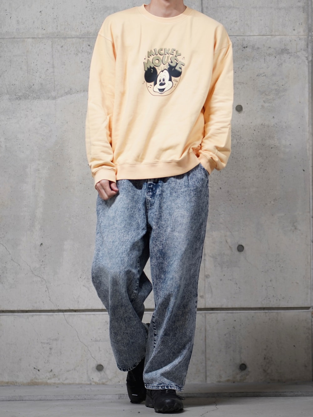 「春服、スウェット、トレーナー、デニム、デニムパンツ、ワイドパンツ、ワイドデニム、ad、スニーカー、スニーカーコーデ、カジュアル、カジュアルコーデ、ディズニー、デニムコーデ、ootd」｜「MICKEY MOUSEのDisney100/ピグメントスウェット（スウェット、イエロー系）」を使った、なおゑさん（メンズ・180cm）の春コーディネートの1枚目の写真