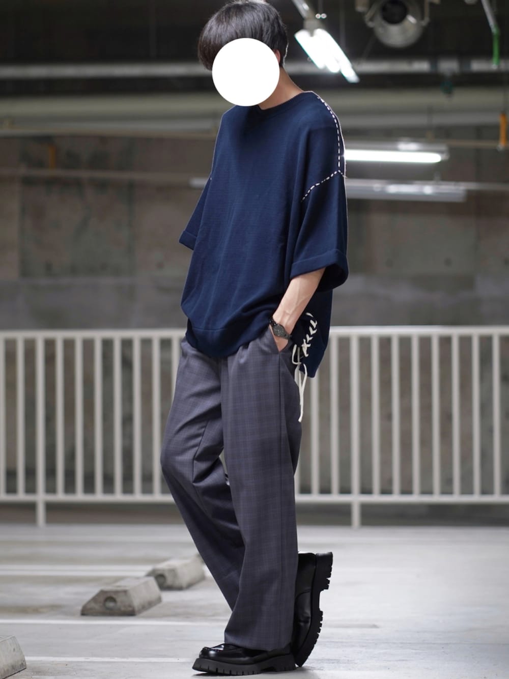 「ニットTシャツ、ニット、チェックパンツ、ワイドパンツ、ローファー、革靴、夏コーデ、ゆるコーデ、プチプラ、シンプル」｜「shiki tokyoのOVERSIZED SIDERACE STITCH KNIT TEE / オーバーサイズサイドレースステッチニットTシャツ（Tシャツ/カットソー、ブルー系）」を使った、なおゑさん（メンズ・180cm）の夏コーディネートの1枚目の写真