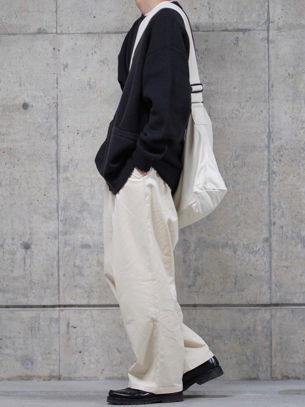 「モヘヤニット、ニット、カーディガン、モノトーン、ワイドパンツ、白パンツ、ローファー、革靴、ショルダーバッグ、秋冬コーデ、シンプルコーデ、おしゃれさんと繋がりたい、プチプラ、モヘアカーディガン、シンプル」｜「PENNEYSのPENNEYS/ペニーズ 別注 THE FOX ロゴ ワッペン刺繍ワンポイント モヘアライクWジャガード編み クルーネックルーズニットカーディガン（カーディガン/ボレロ、ブラック系）」を使った、なおゑさん（メンズ・180cm）の冬コーディネートの1枚目の写真
