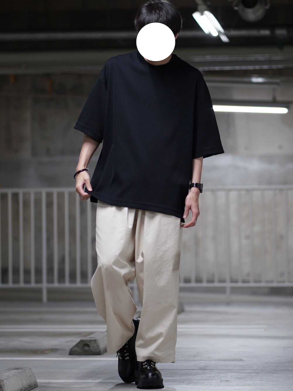 「夏コーデ、ワイドパンツ、ゆるコーデ、白パンツ、モノトーン、バルーンパンツ、スニーカー、ダッドスニーカー、ビッグT、Tシャツ、おしゃれさんと繋がりたい、シンプル、ootd、今日のコーデ、レザー」｜「MAISON SPECIALの《ユニセックスアイテム》オメガリブプライムオーバーTシャツ 【MAISON SPECIAL/メゾンスペシャル】（Tシャツ/カットソー、ブラック系）」を使った、なおゑさん（メンズ・180cm）の夏コーディネートの1枚目の写真