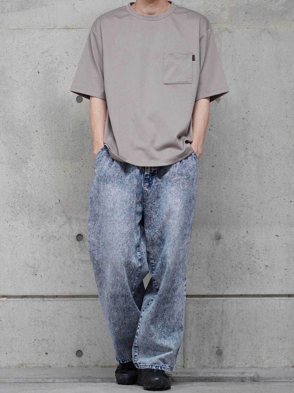 「メンズコーデ、シンプルスタイル、デニム、ad、シンプルコーデ、Tシャツ、夏コーデ、スニーカー、スニーカーコーデ」｜「URBAN RESEARCH Sonny Labelの『XLサイズ/WEB限定』ポンチポケットクルーネックTシャツ（Tシャツ/カットソー、ベージュ系）」を使った、なおゑさん（メンズ・180cm）の夏コーディネートの1枚目の写真