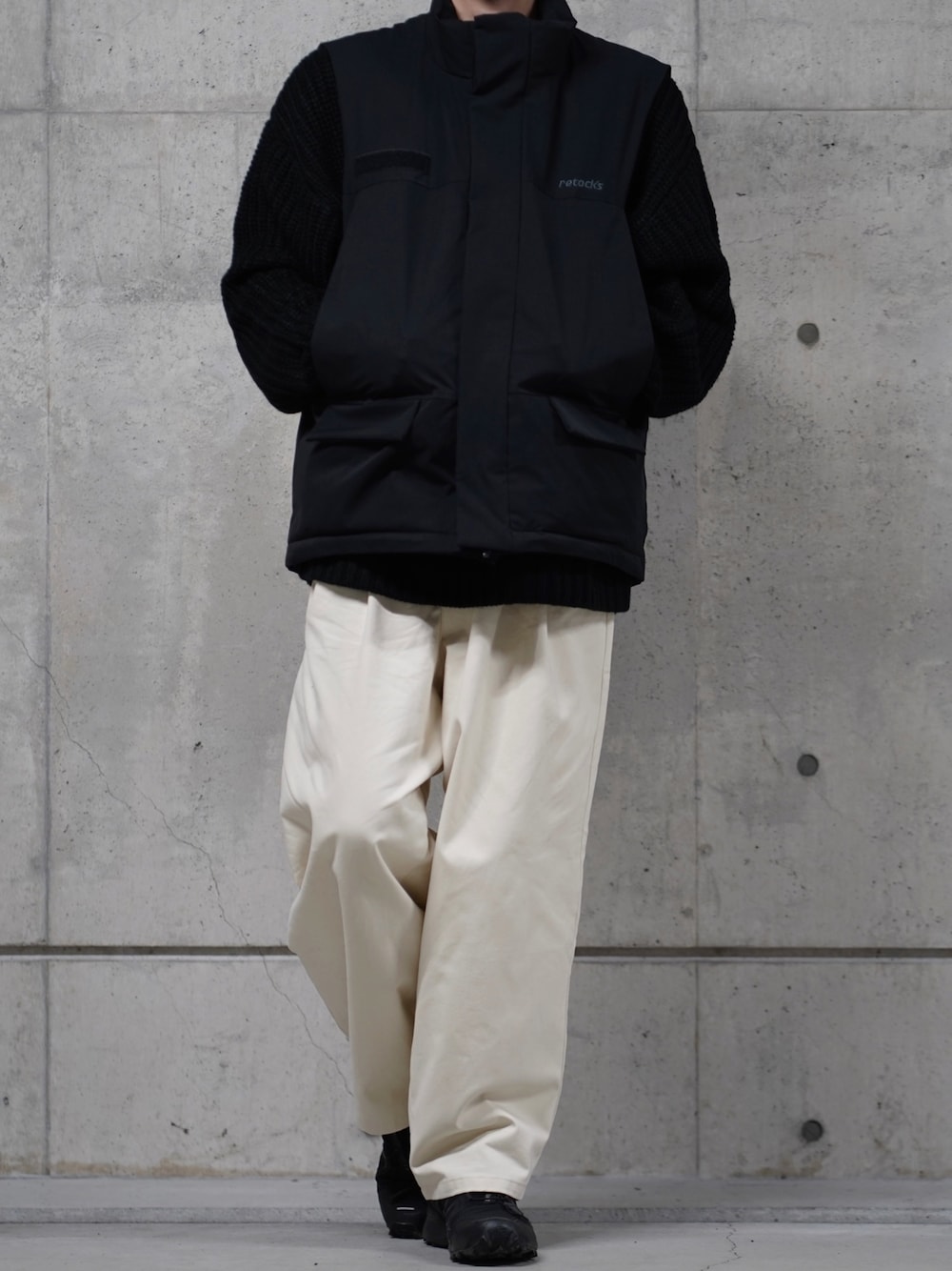 「ベスト、ダウンベスト、白パンツ、ワイドパンツ、モノトーン、モノトーンコーデ、スニーカー、スニーカーコーデ、ニット、冬コーデ、休日スタイル、お洒落さんとつながりたい、今日のコーデ、プチプラコーデ、シンプルコーデ」｜「MONO-MARTの【retock's】ロゴ刺繍 スタンドカラーボリュームモンスターパディングベスト（ダウンベスト、ブラック系）」を使った、なおゑさん（メンズ・180cm）の冬コーディネートの1枚目の写真