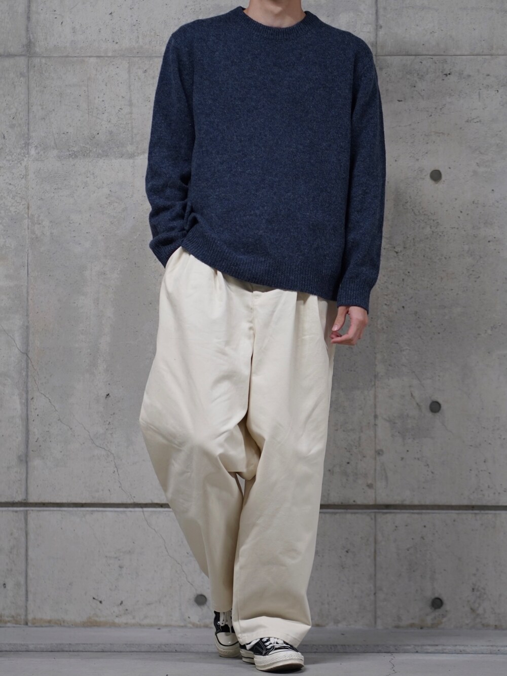 「冬コーデ、白パンツ、ニット、ワイドパンツ、スニーカー、コンバース、PR、ad、休日スタイル、今日のコーデ、カジュアル、シンプル、シンプルコーデ、くすみカラー、秋冬コーデ」｜「URBAN RESEARCH ROSSO MENの『XLサイズあり』『一部WEB限定カラー』シェットランドクルーネックニット（ニット/セーター、ブルー系）」を使った、なおゑさん（メンズ・180cm）の冬コーディネートの1枚目の写真
