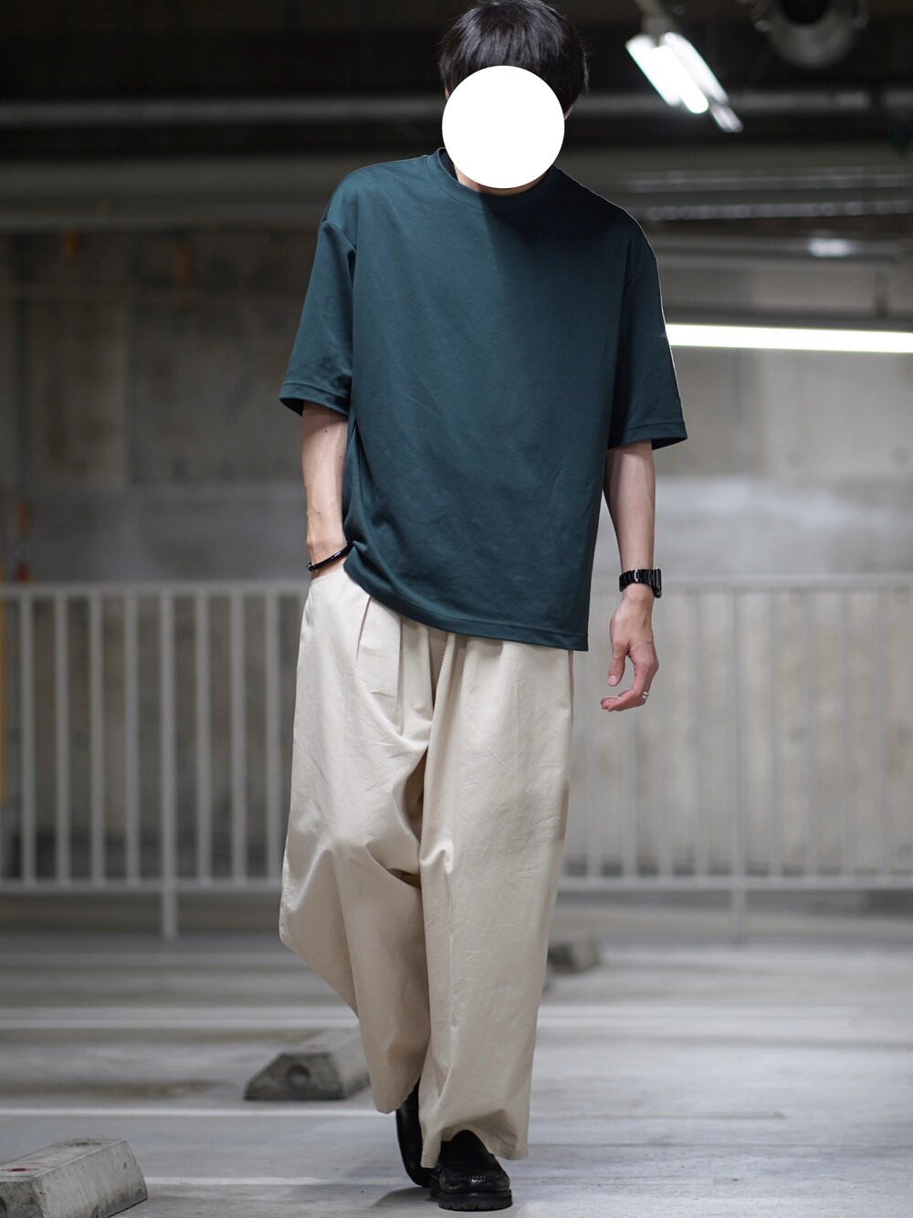 「シンプル、ワイドパンツ、バルーンパンツ、白パンツ、ゆるコーデ、ユニクロ、今日のコーデ、ローファー、革靴、プチプラ、UNIQLO、夏コーデ、Tシャツ、エアリズムコットンオーバーサイズTシャツ(５分袖)、ビッグT」｜「UNIQLOのアイテム（Tシャツ/カットソー、グリーン系）」を使った、なおゑさん（メンズ・180cm）の夏コーディネートの1枚目の写真
