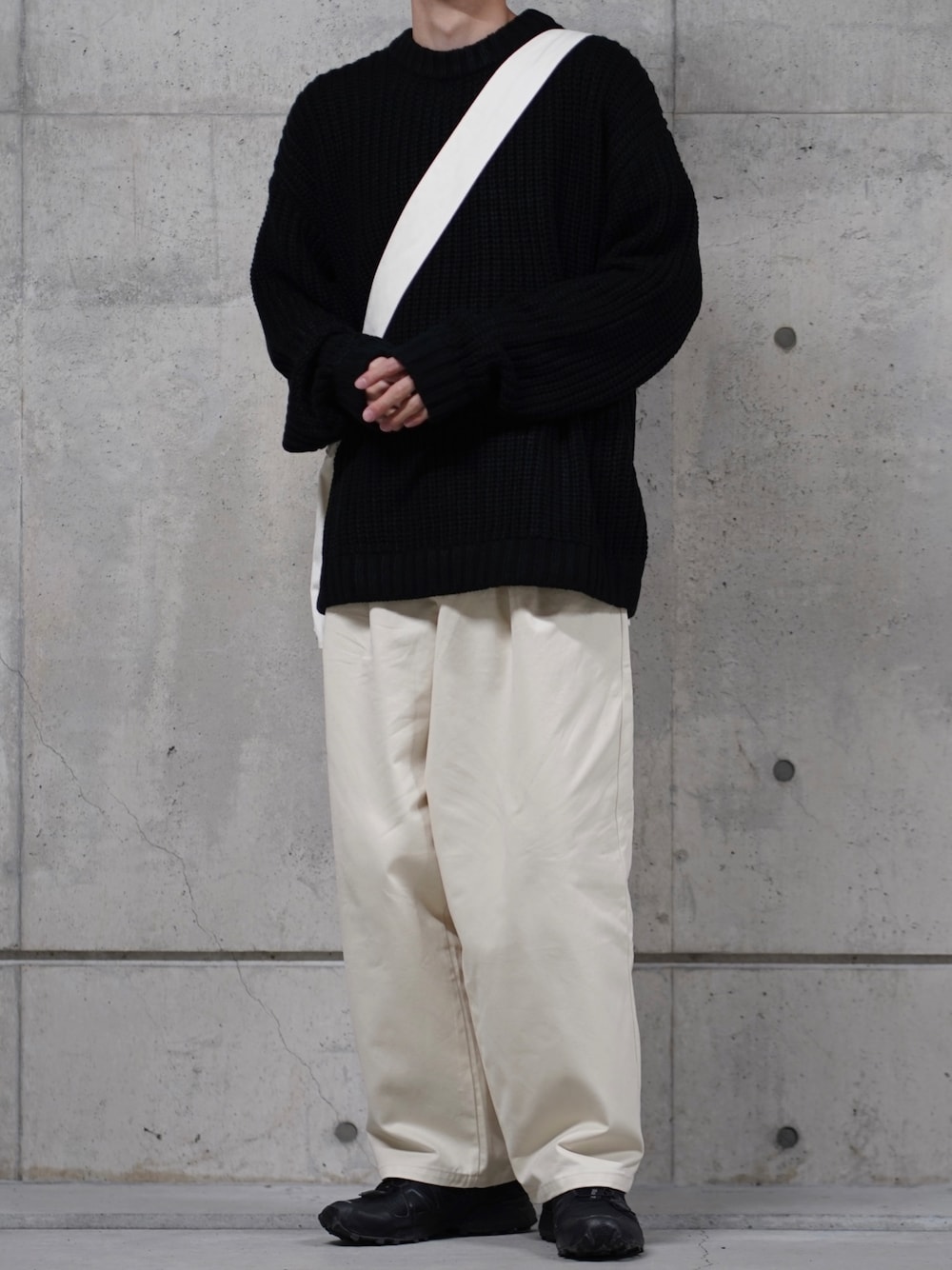 「ニット、モノトーン、モノトーンコーデ、ゆるコーデ、ワイドパンツ、白パンツ、スニーカー、スニーカーコーデ、ショルダーバッグ、休日コーデ、プチプラコーデ、シンプルコーデ、バッグ、おしゃれさんと繋がりたい、ニットコーデ」｜「MONO-MARTのローゲージミックスニット ビックシルエットクルーネックプルオーバー 2022WINTER（ニット/セーター、ブラック系）」を使った、なおゑさん（メンズ・180cm）の冬コーディネートの1枚目の写真