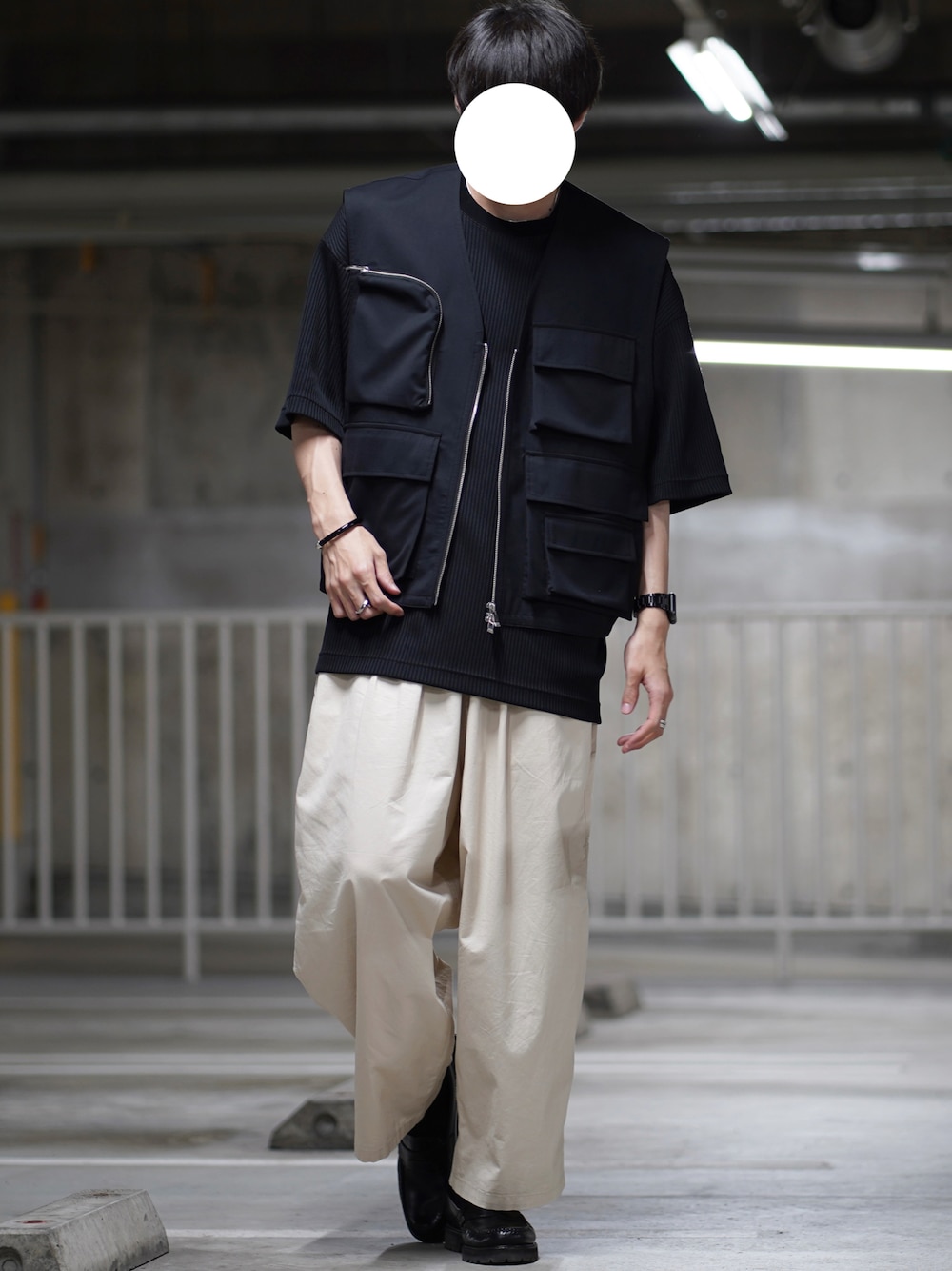「夏コーデ、白パンツ、ワイドパンツ、ローファー、革靴、ベスト、ジレ、おしゃれさんと繋がりたい、ootd、きれいめカジュアル、モノトーン、シンプルコーデ、休日コーデ、バルーンパンツ、Tシャツ」｜「MAISON SPECIALの《ユニセックスアイテム》ブロードユーティリティミリタリーベスト【MAISON SPECIAL/メゾンスペシャル】（ベスト、ブラック系）」を使った、なおゑさん（メンズ・180cm）の夏コーディネートの1枚目の写真
