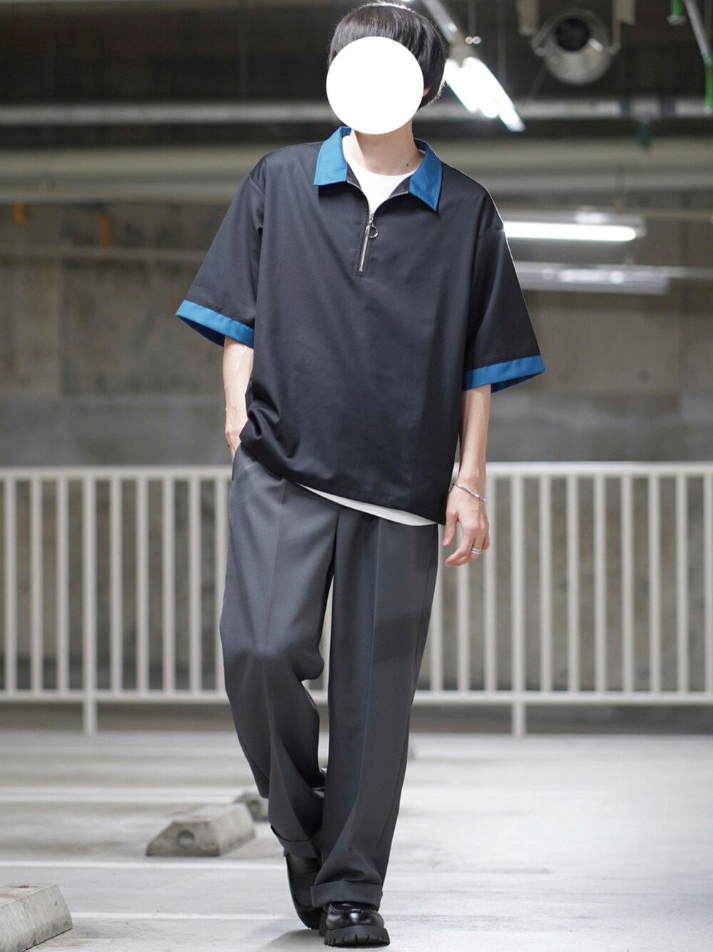 ブラック系のシャツ/ブラウス、グレー系のその他パンツ、ブラック系のローファーを着用したメンズの夏コーディネートの1枚目の写真