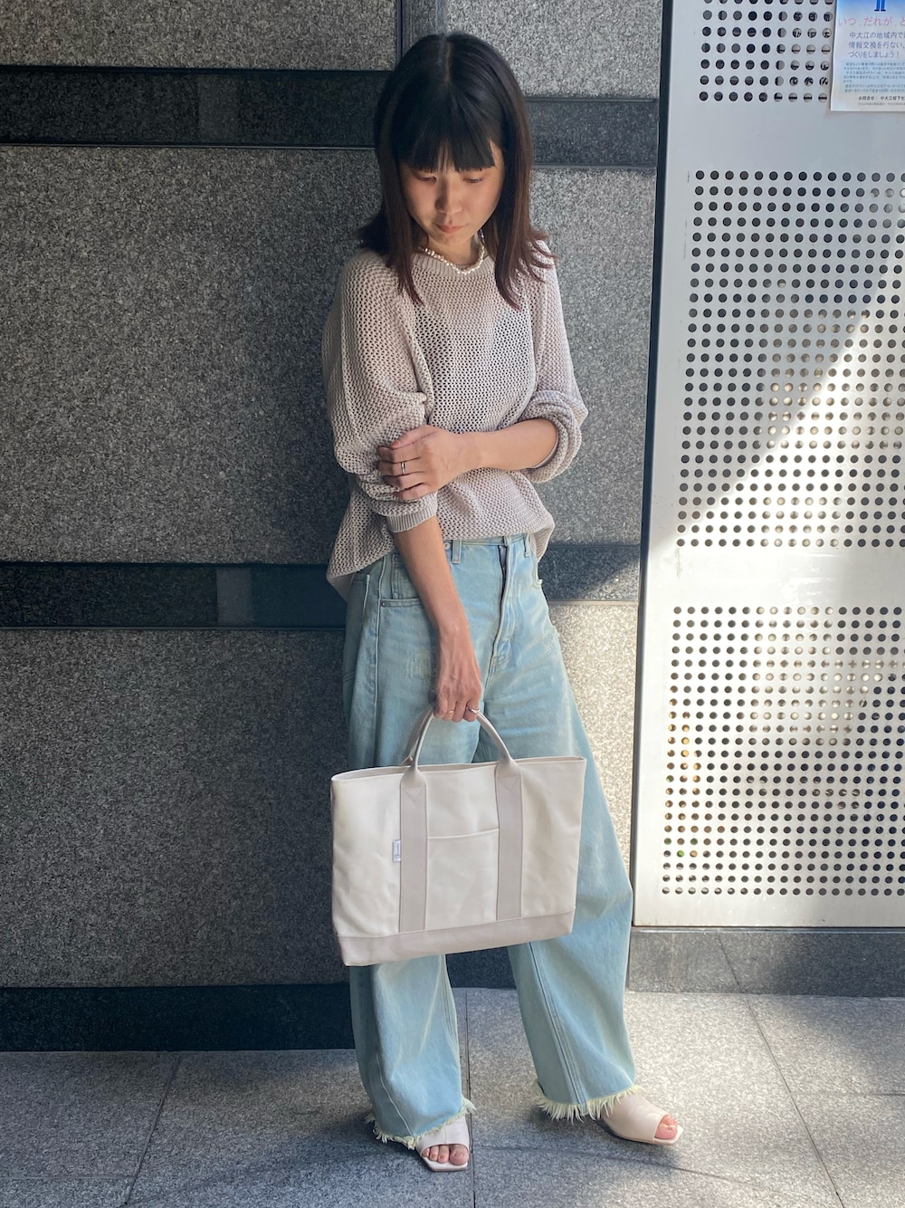 「大人かわいい、秋コーデ、ゆるコーデ、夏コーデ、大人コーデ、おしゃれさんと繋がりたい、デイリーカジュアル、夏、デニムコーデ、カジュアルコーデ、パンツコーデ、ママコーデ、ママファッション、カーブパンツ、カーブデニム」｜「VIVIANのスクエアトゥミュールサンダル（サンダル、ホワイト系）」を使った、ikuさん（レディース・160cm）の夏コーディネートの1枚目の写真