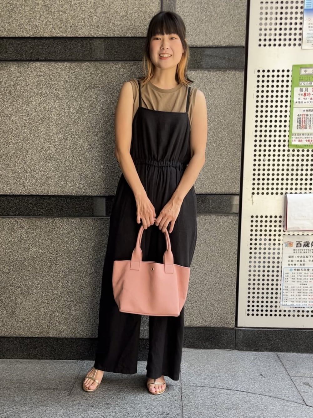 「夏、夏服コーデ、休日スタイル、シンプルコーデ、大人カジュアル、リラックススタイル、サロペット、サロペットコーデ、トートバッグ、帆布バッグ、サンダル、ママファッション、ママコーデ」｜「Gran creerのアイテム（トートバッグ、ピンク系）」を使った、ikuさん（レディース・160cm）の夏コーディネートの1枚目の写真