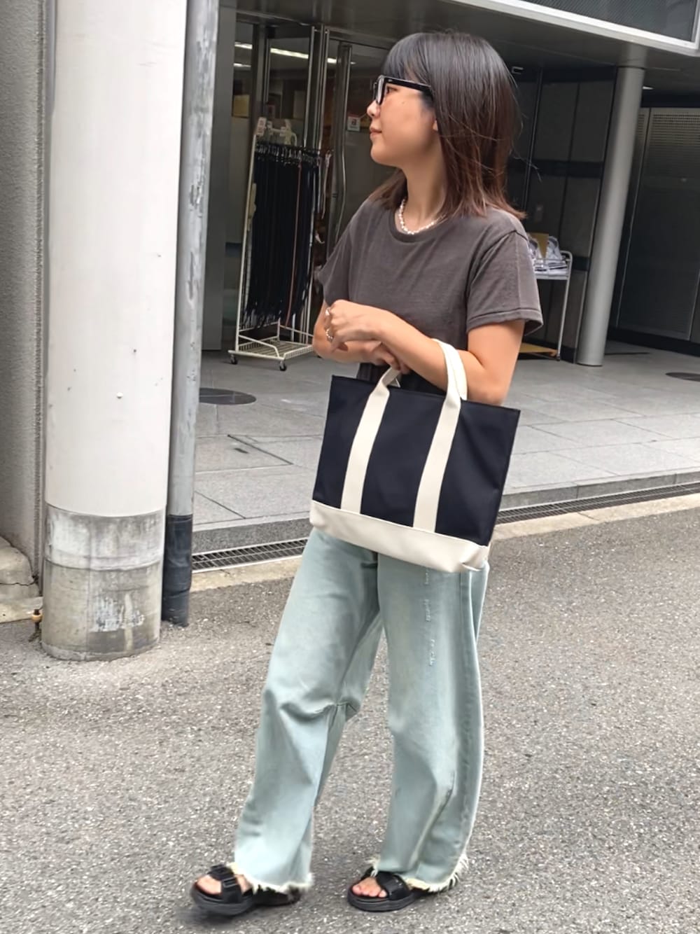 「パンツスタイル、オトナ女子、お洒落さんとつながりたい、シンプル、シンプルコーデ、大人カジュアル、Tシャツ、デニムパンツ、カーブパンツ、スポーツサンダル、スポサン、トートバッグ、トートバッグ 黒、骨格ウェーブ、イエベ秋」｜「Gran creerのアイテム（トートバッグ、ブラック系）」を使った、ikuさん（レディース・160cm）の夏コーディネートの1枚目の写真