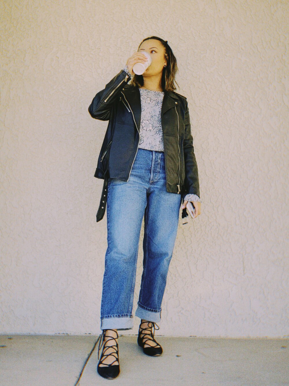 「casual、wewear、simple、leather jacket、jeans、flats、shoes、california」｜「ZARAのアイテム（その他アウター、ブラック系）」を使った、Elevated Notionさん（レディース・165cm）の春コーディネートの1枚目の写真