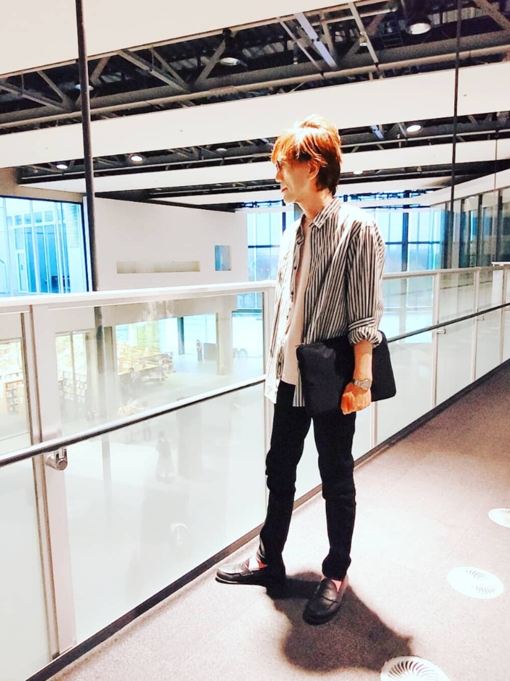 ブラック系のデニムパンツ、ピンク系のTシャツ/カットソー、ブラック系のシャツ/ブラウスを着用したメンズの夏コーディネートの1枚目の写真