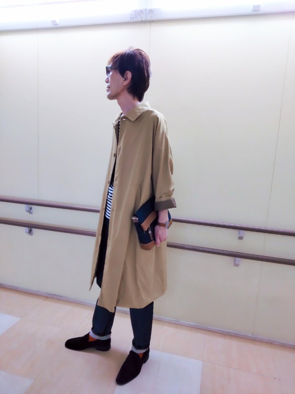 「秋服、シンプルスタイル、きれいめカジュアル、おしゃれさんと繋がりたい、大人カジュアル、ステンカラーコート、コートスタイル、ベージュコーデ、ボーダー、スリットパンツ、ヌバック、アーバンリサーチ、無印良品、+J、タケオキクチ(TAKEO KIKUCHI)」｜「URBAN RESEARCHのアイテム（ステンカラーコート、ベージュ系）」を使った、abataroさん（メンズ・180cm）の秋コーディネートの1枚目の写真