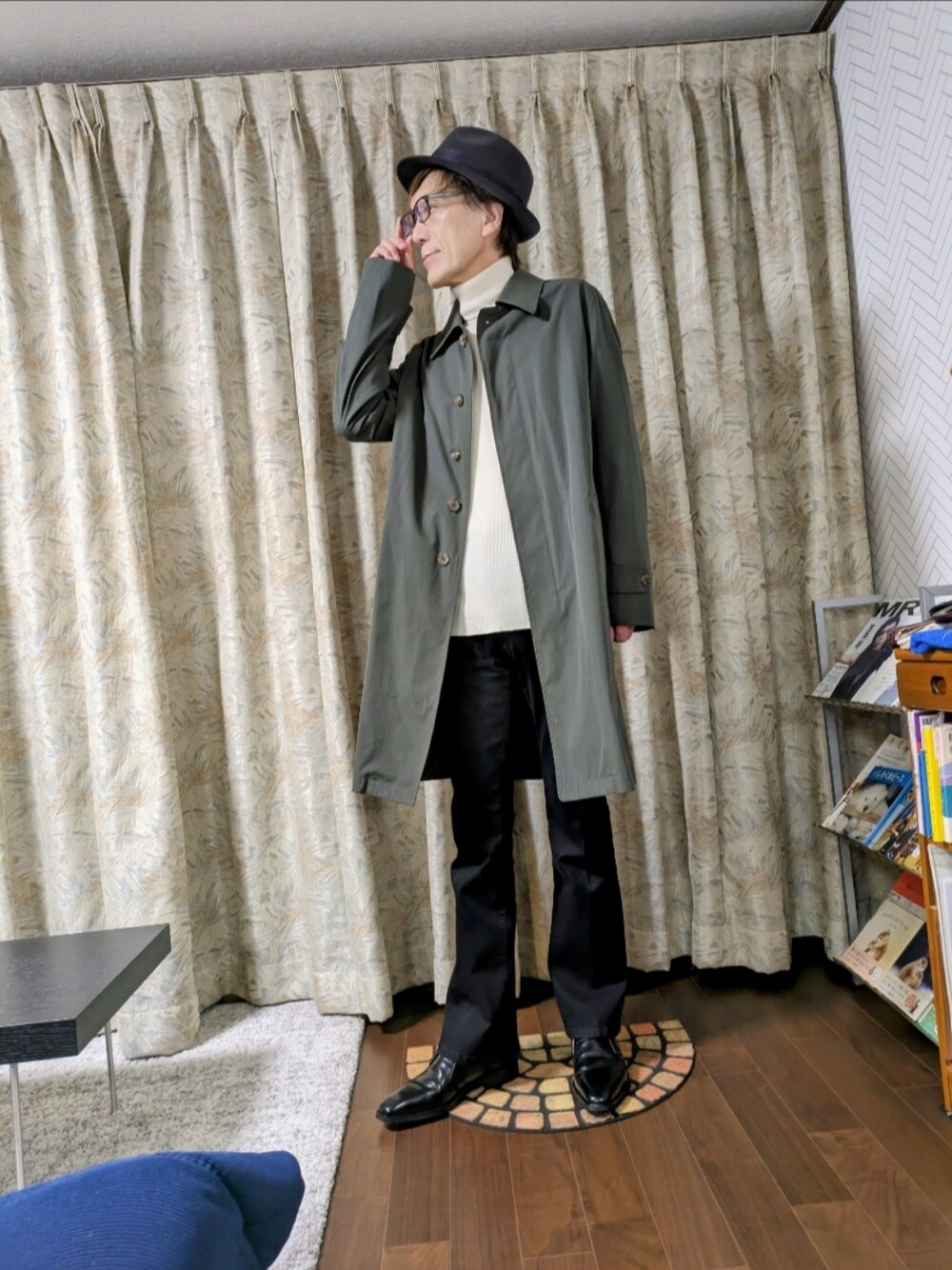 「シンプルコーデ、大人カジュアル、タートルネックニット、おしゃれさんと繋がりたい、キレイめ、ハット、ハットコーデ、コート、コートスタイル、ステンカラーコート、CA4LA、aquascutum、panero、ユナイテッドアローズ、ORIHICA」｜「CA4LAのアイテム（ハット、ブラック系）」を使った、abataroさん（メンズ・180cm）の冬コーディネートの1枚目の写真