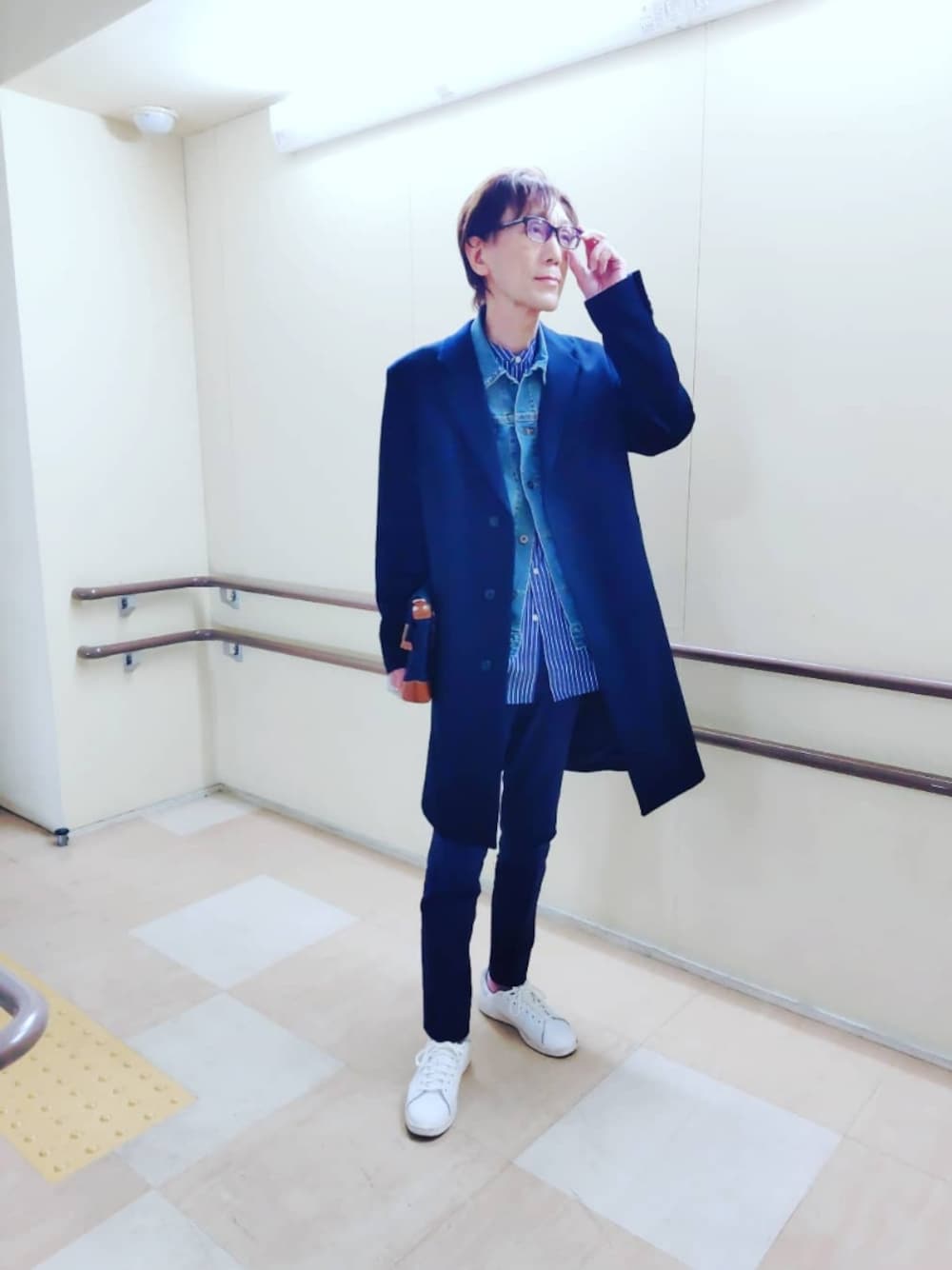 「オトナカジュアル、キレイめ、おしゃれさんと繋がりたい、きれいめカジュアル、コート、チェスターコート、オールネイビー、デニムジャケット、アウターONアウター、ユニクロコーデ、ユニクロ、プチプラコーデ、ナノユニバース、INCOTEX、stan smith」｜「UNIQLOのアイテム（チェスターコート、ブルー系）」を使った、abataroさん（メンズ・180cm）の冬コーディネートの1枚目の写真