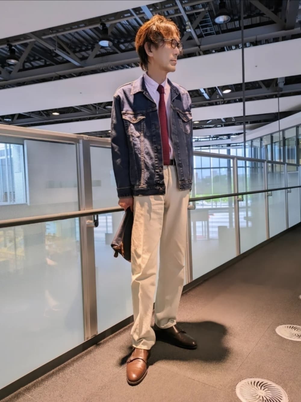「シンプルコーデ、大人カジュアル、お洒落さんとつながりたい、きれいめカジュアル、メガネ男子、デニムジャケット、ニットタイ、ストライプシャツ、ピンク、白パンツ、Levi's、HELMUT LANG、タケオキクチ(TAKEO KIKUCHI)、シップス(SHIPS)、EDIFICE」｜「Levi'sのアイテム（デニムジャケット、ブルー系）」を使った、abataroさん（メンズ・180cm）の春コーディネートの1枚目の写真
