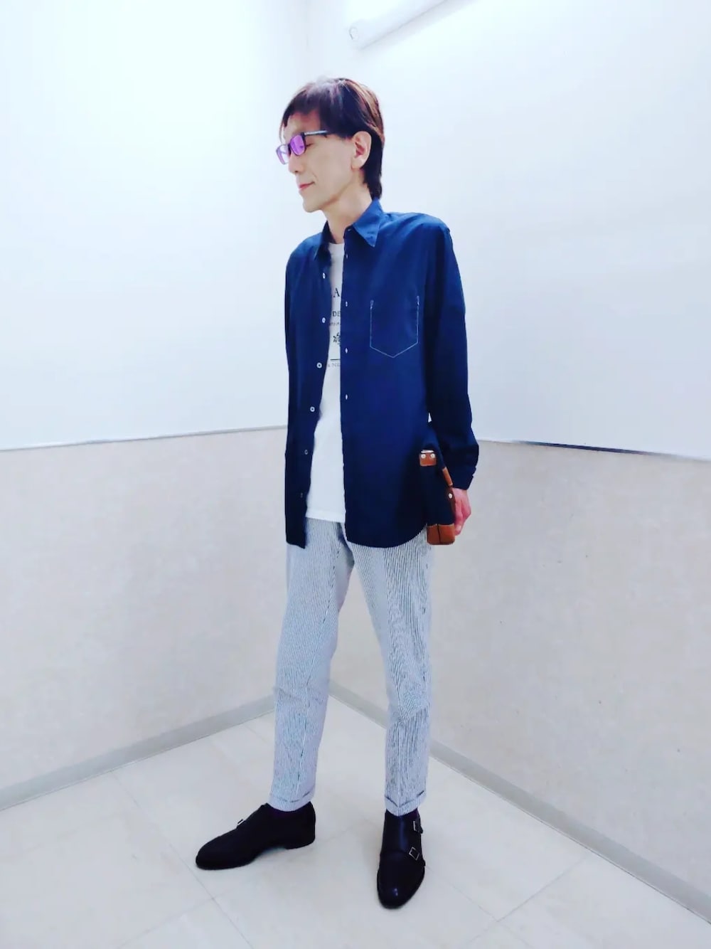 ブルー系のシャツ/ブラウス、ホワイト系のTシャツ/カットソー、ブルー系のスラックスを着用したメンズの夏コーディネートの1枚目の写真