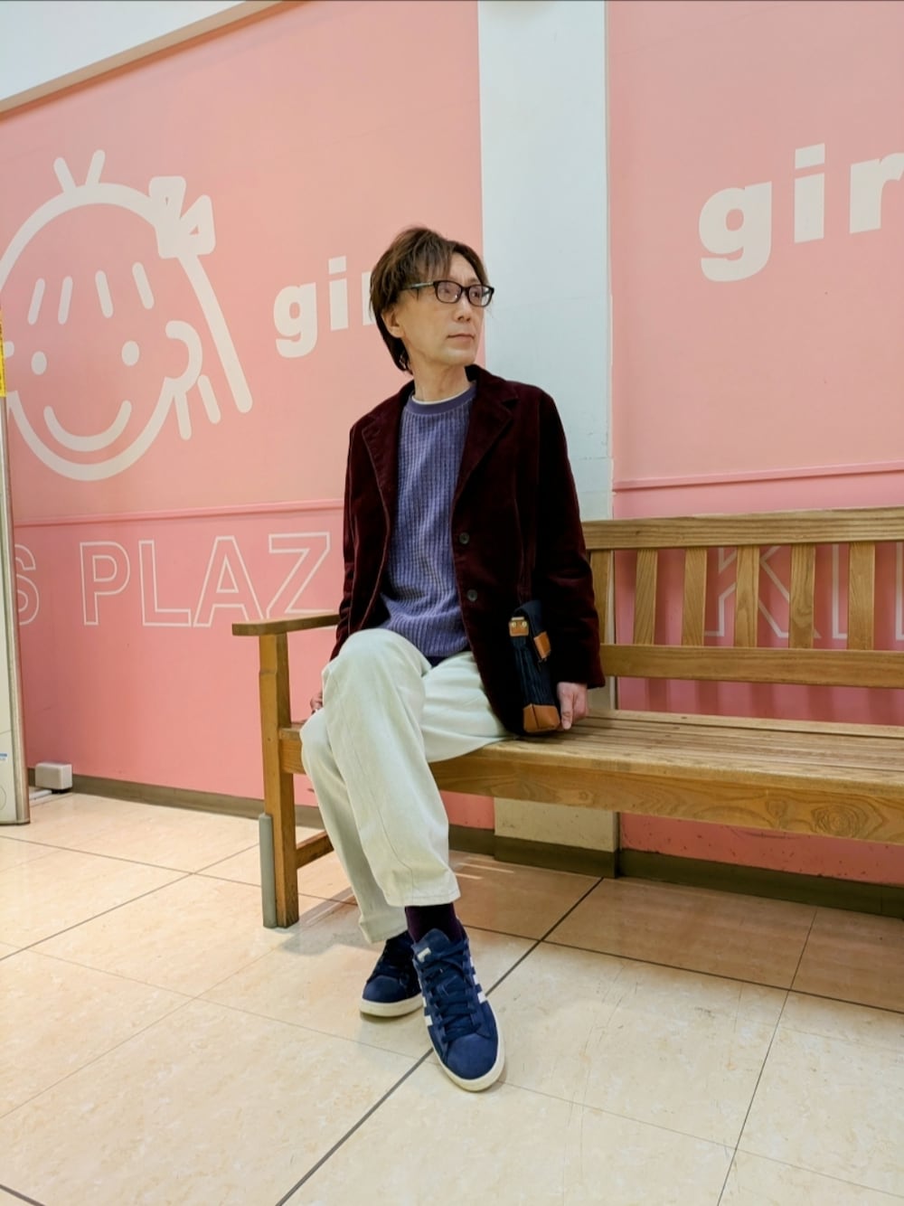 「新星WEARISTAにエントリー、オトナカジュアル、おしゃれさんと繋がりたい、シンプルスタイル、大人コーデ、🦊スウェット、ジャケット、ジャケットスタイル、白パンツ、アクセサリー、キレイめ、ジャーナルスタンダード、UNIQLO×IINES、UNIQLO×HELMUT LANG、アディダス(adidas)」｜「JOURNAL STANDARDのアイテム（スウェット、パープル系）」を使った、abataroさん（メンズ・180cm）の冬コーディネートの1枚目の写真