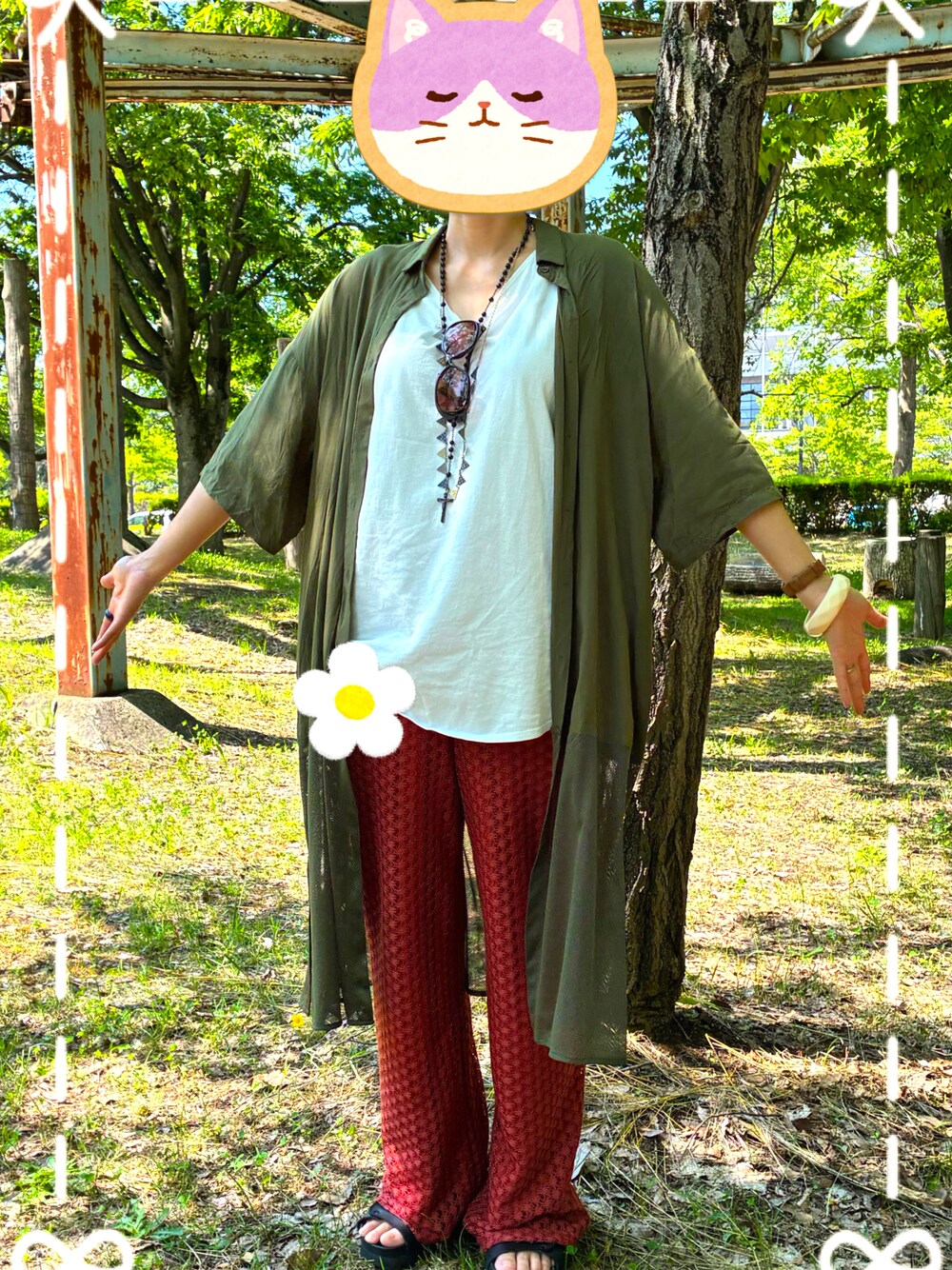 ブラウン系のその他パンツ、ホワイト系のタンクトップ、グリーン系のシャツ/ブラウスを着用したレディースの夏コーディネートの1枚目の写真