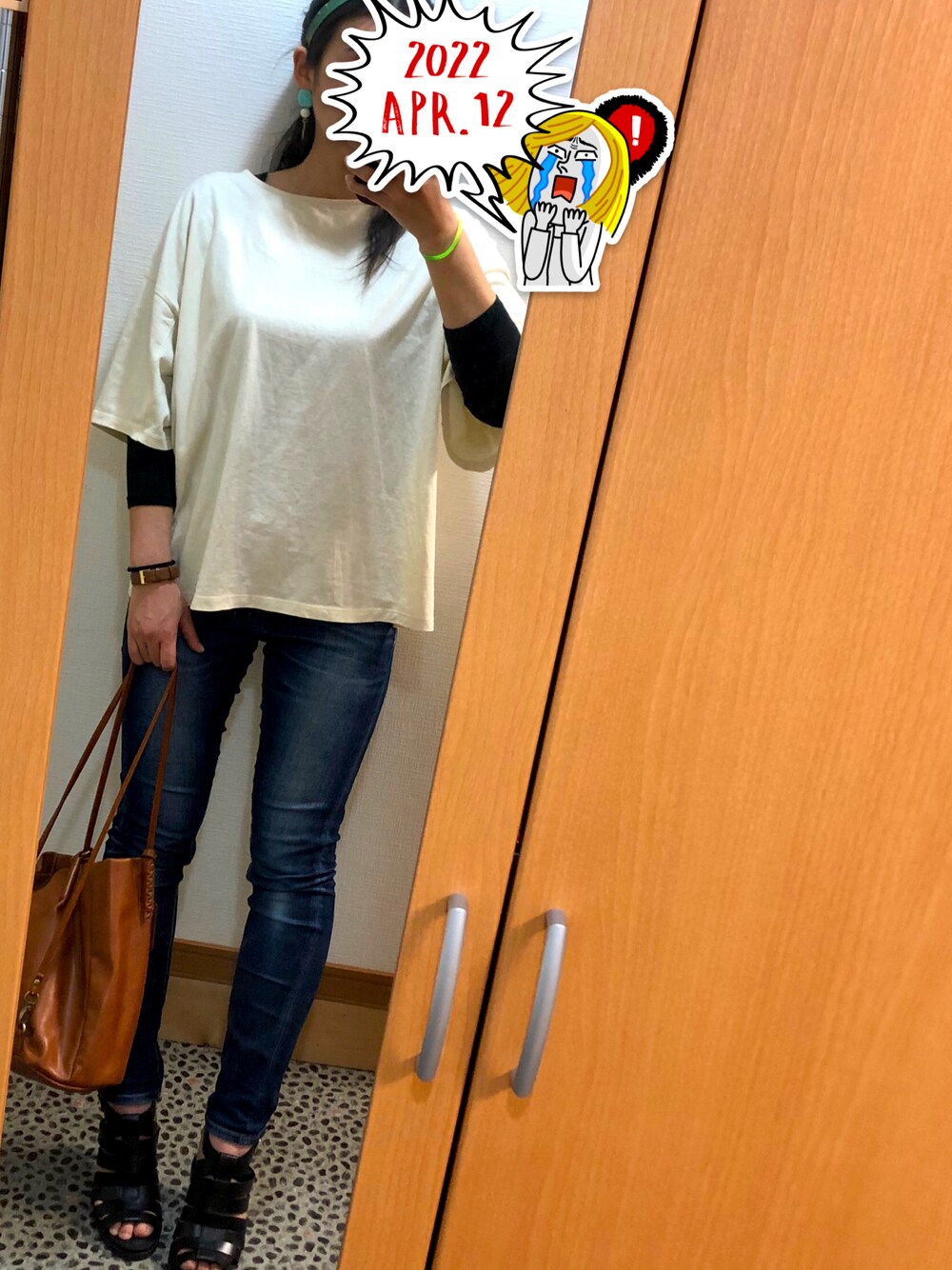 「春服、春夏コーデ、今日のコーデ、パンツスタイル、ゆるコーデ、ベルトサンダル、ディーゼル(DIESEL)、アメリカンホリック、プチプラ、ピアスお気に入り、ピアスはハンドメイド、ラクマ、ヘアバンド、サンダル、だぼだぼ」｜「DIESELのアイテム（シューズ、ブラック系）」を使った、REさん（レディース・160cm）の春コーディネートの1枚目の写真