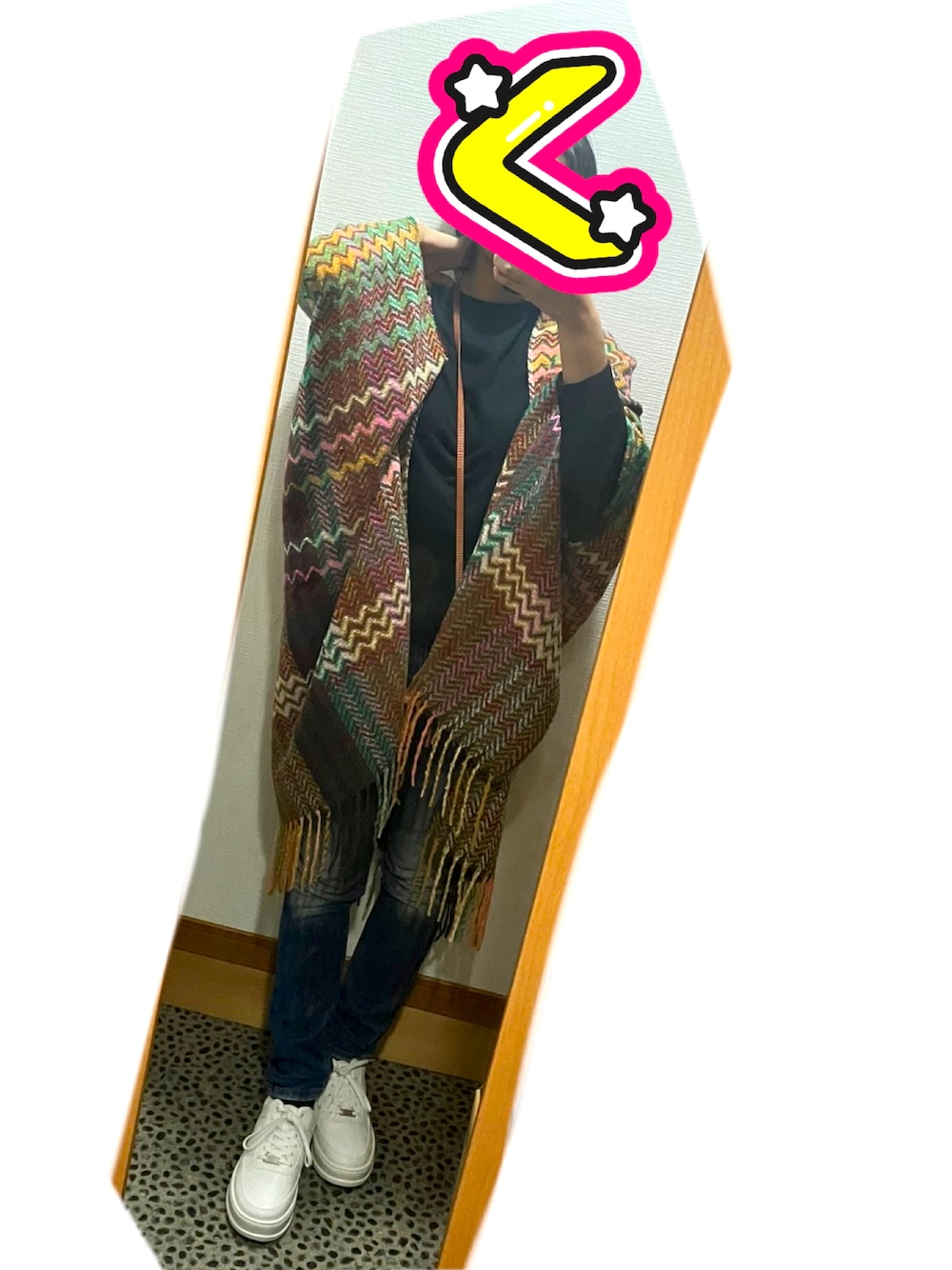 「ポンチョ、ストール、アンティカ(antiqua)、ショルダーバッグ、スニーカー、シロスニーカー、柄、アズールバイマウジー(AZUL by moussy)、スキニーデニム、くろ、羽織り、フリンジ、春コーデ、大人カジュアル、ファッションを楽しもう」｜「AZUL by moussyのスターエンボススニーカー（スニーカー、ホワイト系）」を使った、REさん（レディース・162cm）の春コーディネートの1枚目の写真