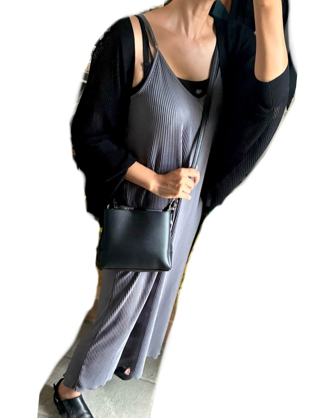 グレー系のワンピース、ブラック系のショルダーバッグ、ブラック系のサンダルを着用したレディースの秋コーディネートの1枚目の写真