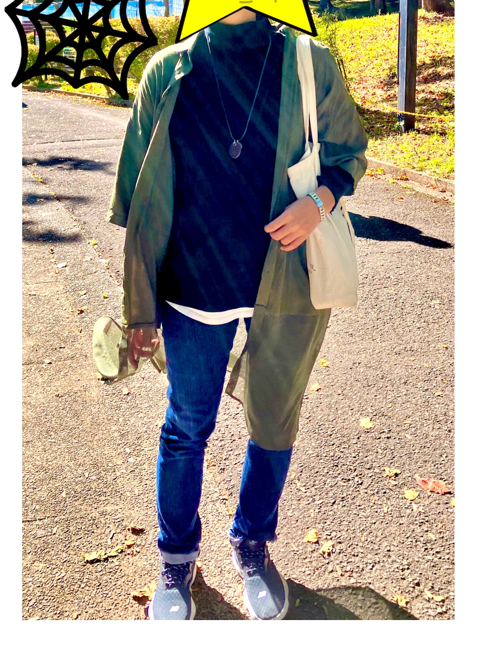 ブラック系のスニーカーを着用したレディースの秋コーディネートの1枚目の写真