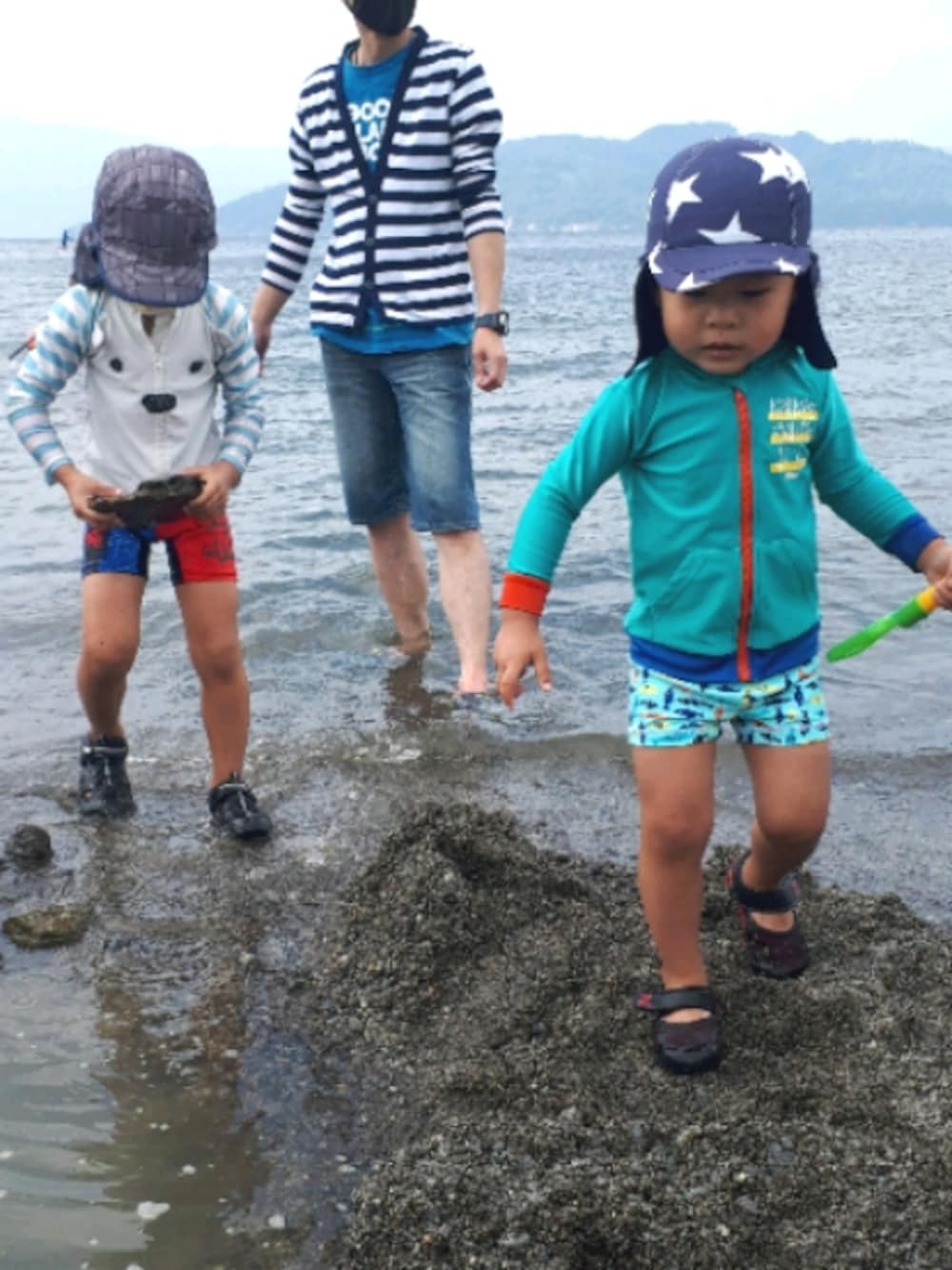 「男の子、5歳、2歳10ヶ月、水着、ラッシュガード、夏コーデ、水遊び」｜「NEW BALANCEのKA208（スニーカー、ブラック系）」を使った、KOU🐴HAKKU🌳さん（キッズ・120cm）の夏コーディネートの1枚目の写真