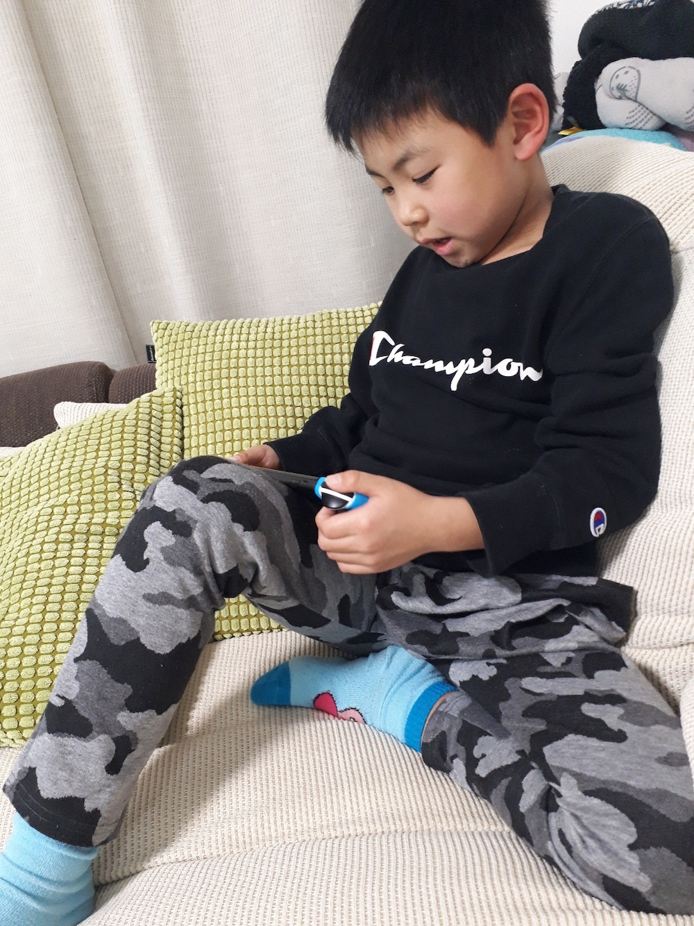 ブラック系のスウェットパンツ、ブラック系のスウェットを着用したキッズの秋コーディネートの1枚目の写真