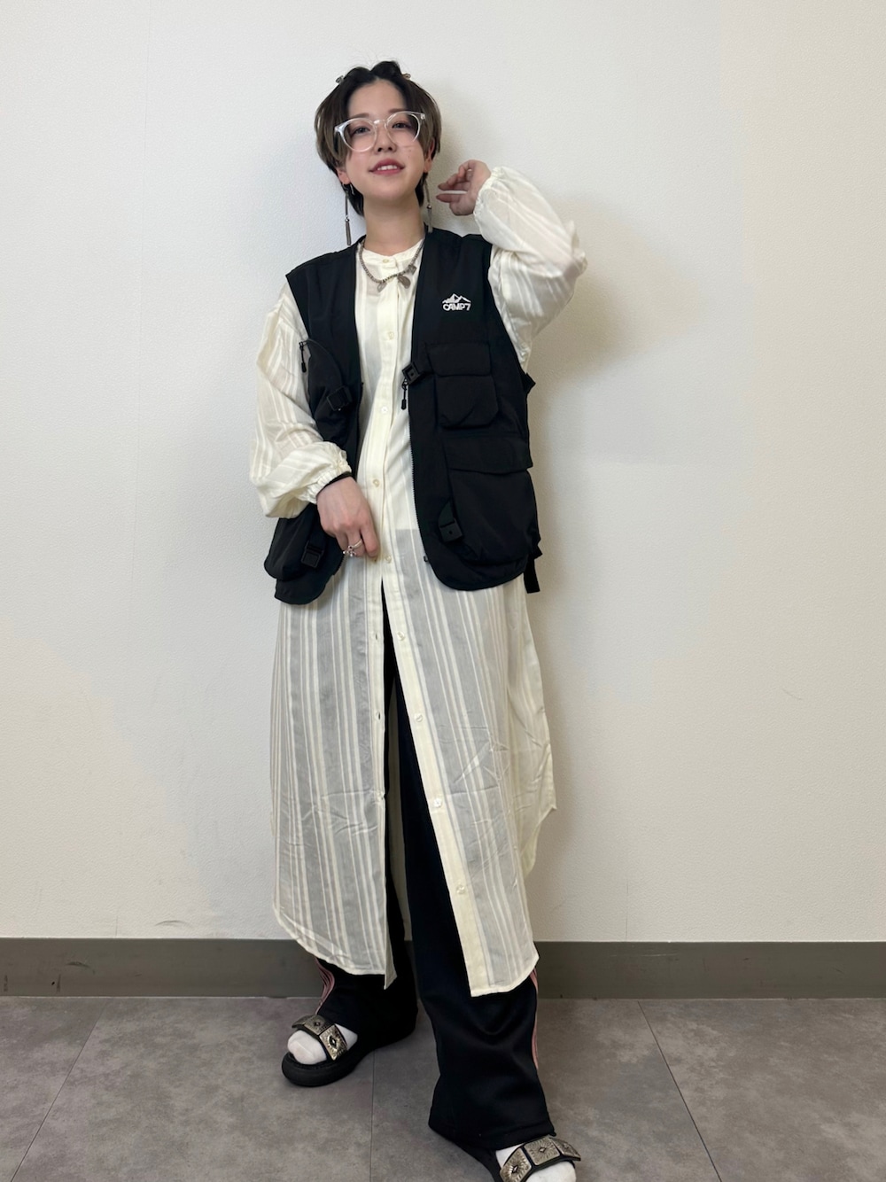 「お出かけコーデ日記、ベスト、モード、トラックパンツ、ジャージ、春夏コーデ、シャツスタイル、淡色コーデ、ビッグシルエット、休日スタイル、シャツワンピ、TOGA PULLA、CAMP7、ワンピース、大人カジュアル」｜「TOGA PULLAの【TOGA PULLA(トーガプルラ)】メタルスニーカーサンダル Metal sneaker sandals /TP91-AJ664（サンダル、ブラック系）」を使った、うらもとさん（レディース・157cm）の春コーディネートの1枚目の写真