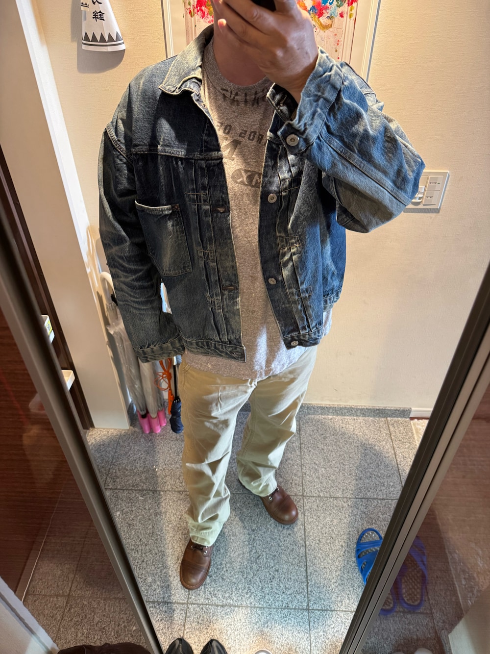 「デニムジャケット、Tシャツ、チノパン、ブーツ、SAINT M××××××、BerBerJin、メンズファッション」｜「RRLのアイテム（チノパンツ、ベージュ系）」を使った、しゅうさん（メンズ・178cm）の春コーディネートの1枚目の写真