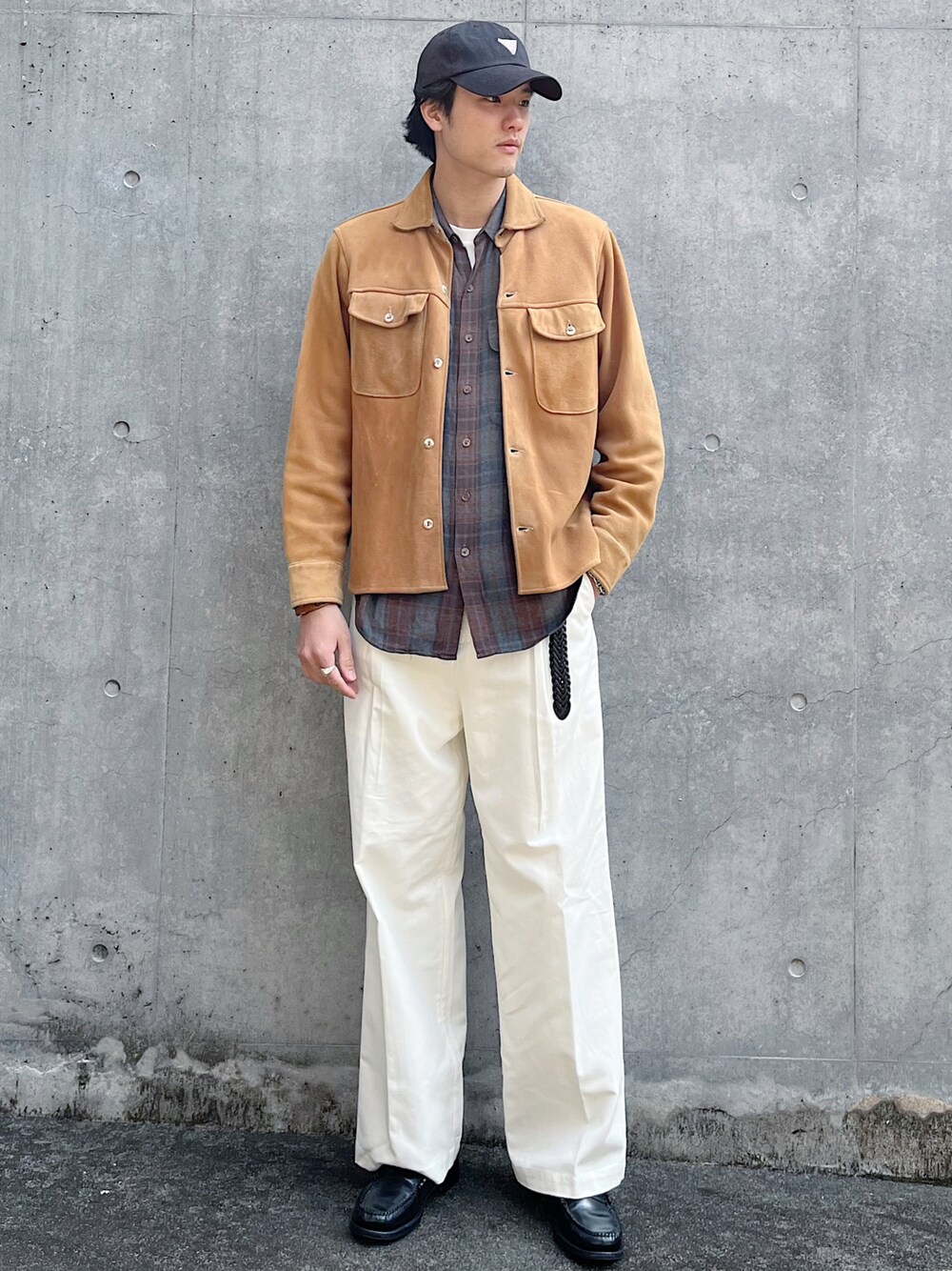 「大人カジュアル、休日コーデ、春コーデ、スラックス、ローファー、白パンツ、UNIQLO、キャップ」｜「COSのアイテム（パンツ、ホワイト系）」を使った、taxinさん（メンズ・187cm）の春コーディネートの1枚目の写真