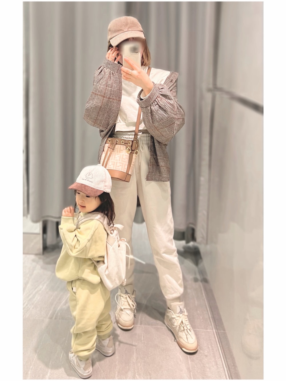 「ベージュ、大人カジュアル、スニーカーコーデ、休日スタイル、スウエット、親子コーデ、リラックススタイル、シンプルコーデ、ママコーデ、親子リンク、AIRJORDAN4、リンクコーデ、スウェットコーデ、off-white×NIKE、淡色コーデ」｜「HeatherのHOLiCショートウラケ　214604（スウェット、ホワイト系）」を使った、chihiroさん（レディース・156cm）の冬コーディネートの1枚目の写真