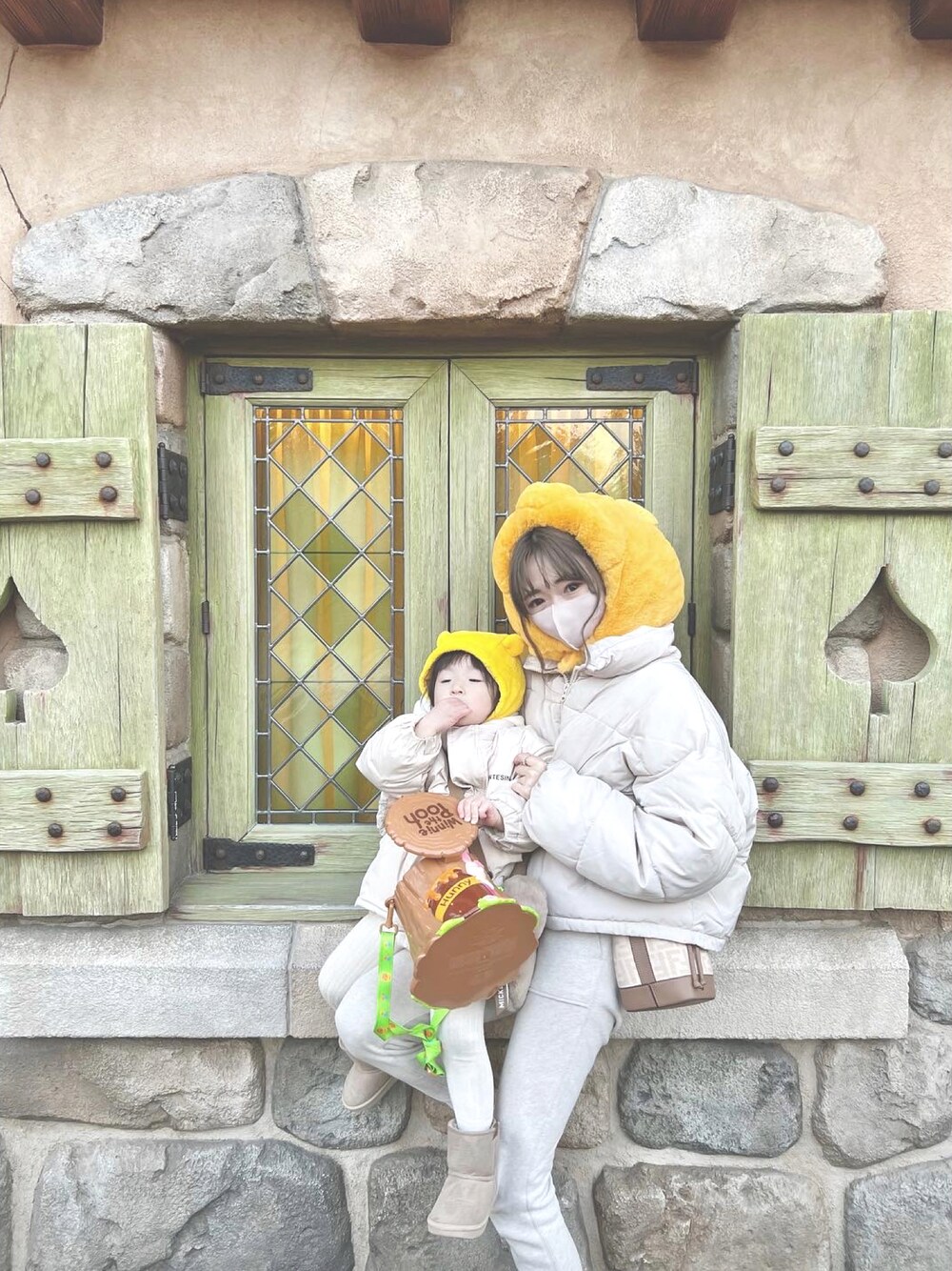 「大人カジュアル、ディズニー、ディズニーコーデ、親子コーデ、親子でおそろい、親子リンク、ファンキャップ、ディズニーランド、オフホワイト×ナイキ、NIKE、AIRJORDAN4、ママコーデ、ママファッション、スウェット、スウェットパンツ」｜「H&Mのアイテム（ダウンジャケット/コート、ホワイト系）」を使った、chihiroさん（レディース・156cm）の冬コーディネートの1枚目の写真