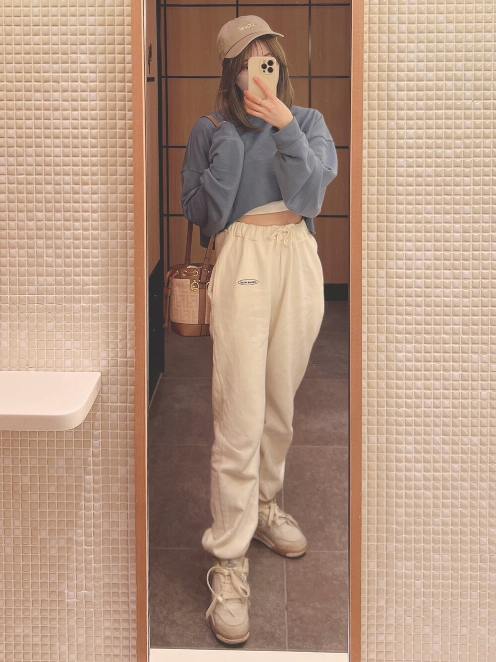 「春服みてみて、ママコーデ、ママファッション、春コーデ、スウェット、heatherholic、韓国ファッション、クロップドトップス、AIRJORDAN4、offwhite×nike、カジュアル、淡色女子、プチプラコーデ、ラクチンコーデ、NIKE」｜「HeatherのHOLiCウラケパンツ　215351（スウェットパンツ、ホワイト系）」を使った、chihiroさん（レディース・156cm）の春コーディネートの1枚目の写真