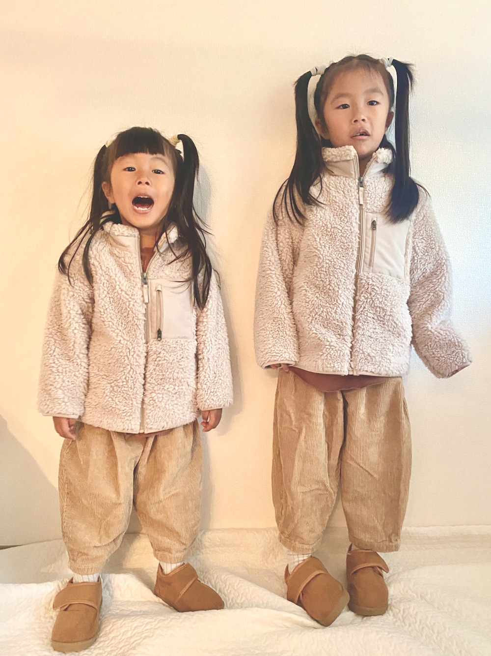 ベージュ系のジャケット/アウター、ベージュ系のその他パンツ、ブラウン系のシューズを着用したキッズの秋コーディネートの1枚目の写真
