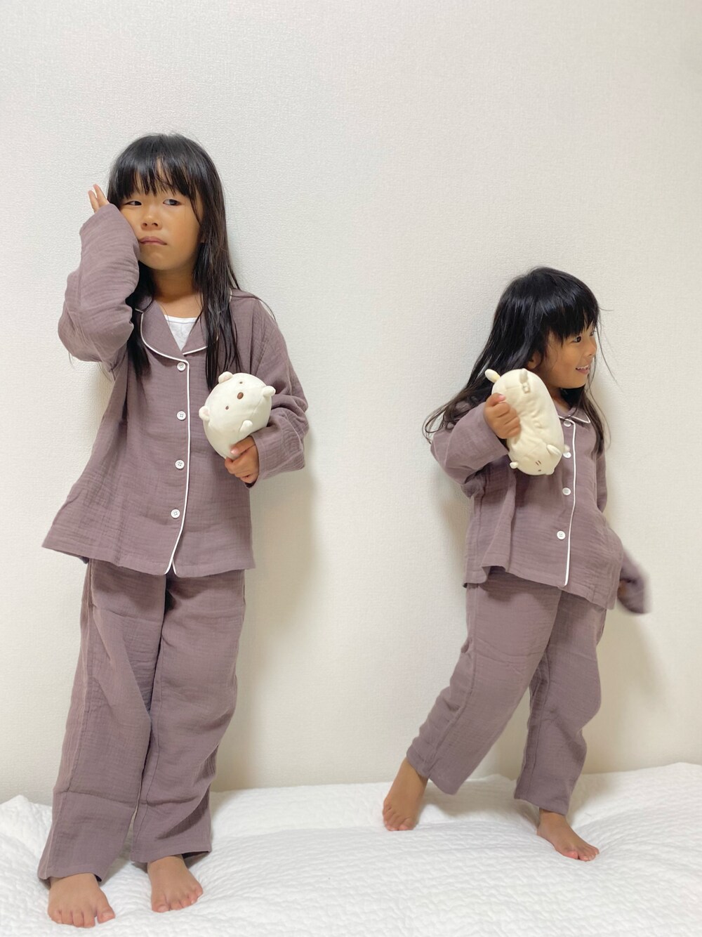 ブラウン系のルームウェア/パジャマを着用したキッズの秋コーディネートの1枚目の写真