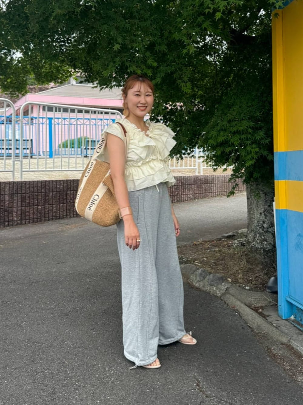「ママコーデ、スウェット、KBF、パンツ、低身長、フリル、newarrival、155cm、イエベ、骨格ストレート」｜「SENSE OF PLACE by URBAN RESEARCHのピグメントスウェットパンツ（スウェットパンツ、グレー系）」を使った、yukiさん（レディース・155cm）の夏コーディネートの1枚目の写真